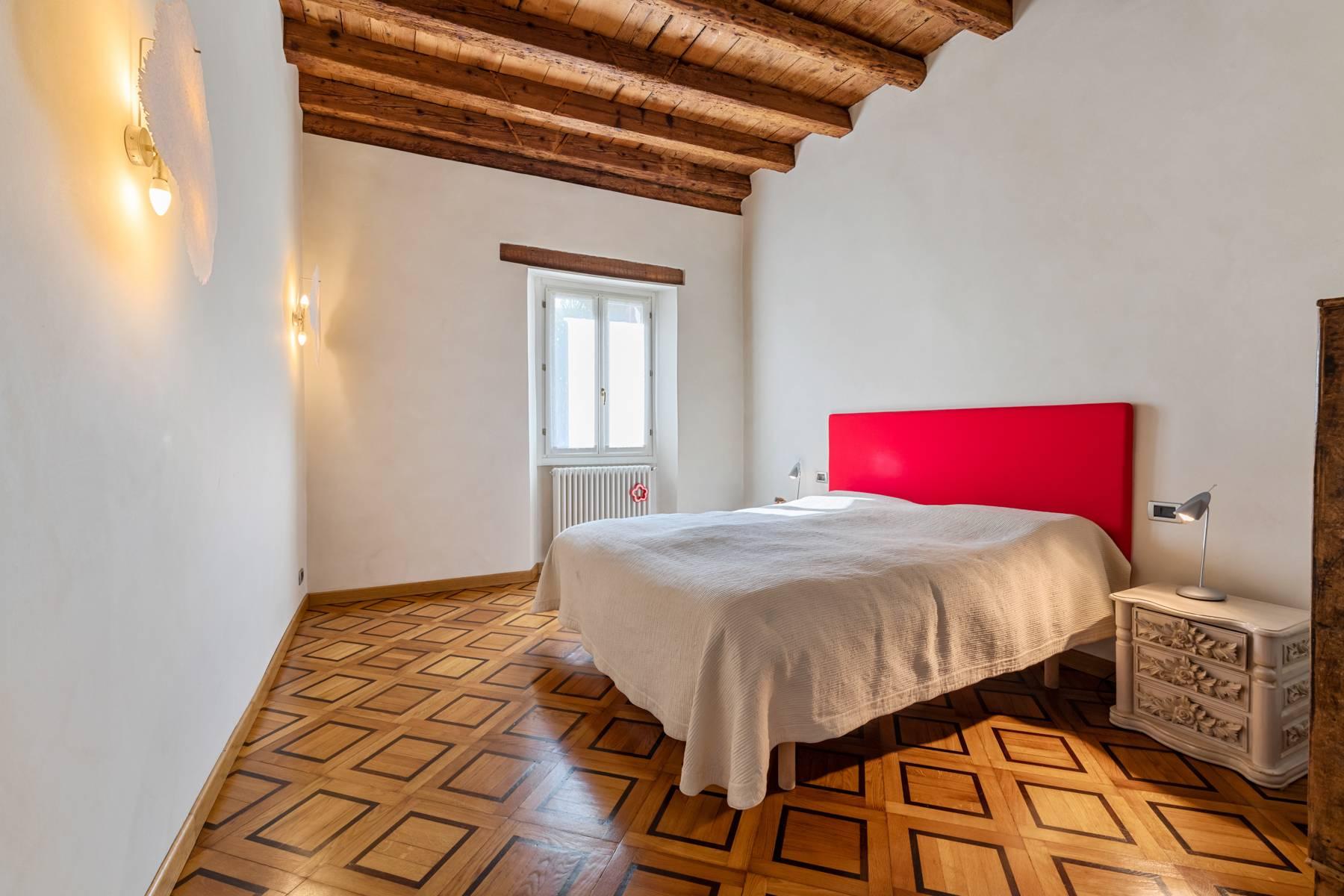Elegant 15th century building, completely renovated in the historic center of Serravalle - 12