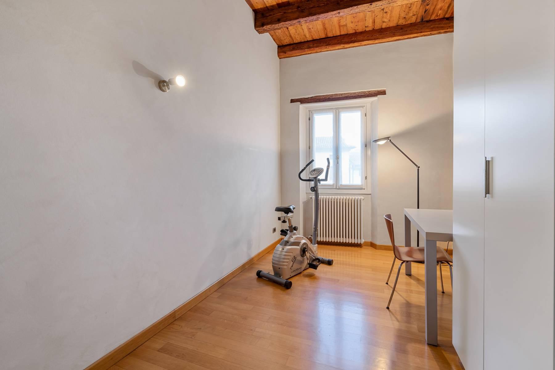 Elegant 15th century building, completely renovated in the historic center of Serravalle - 15