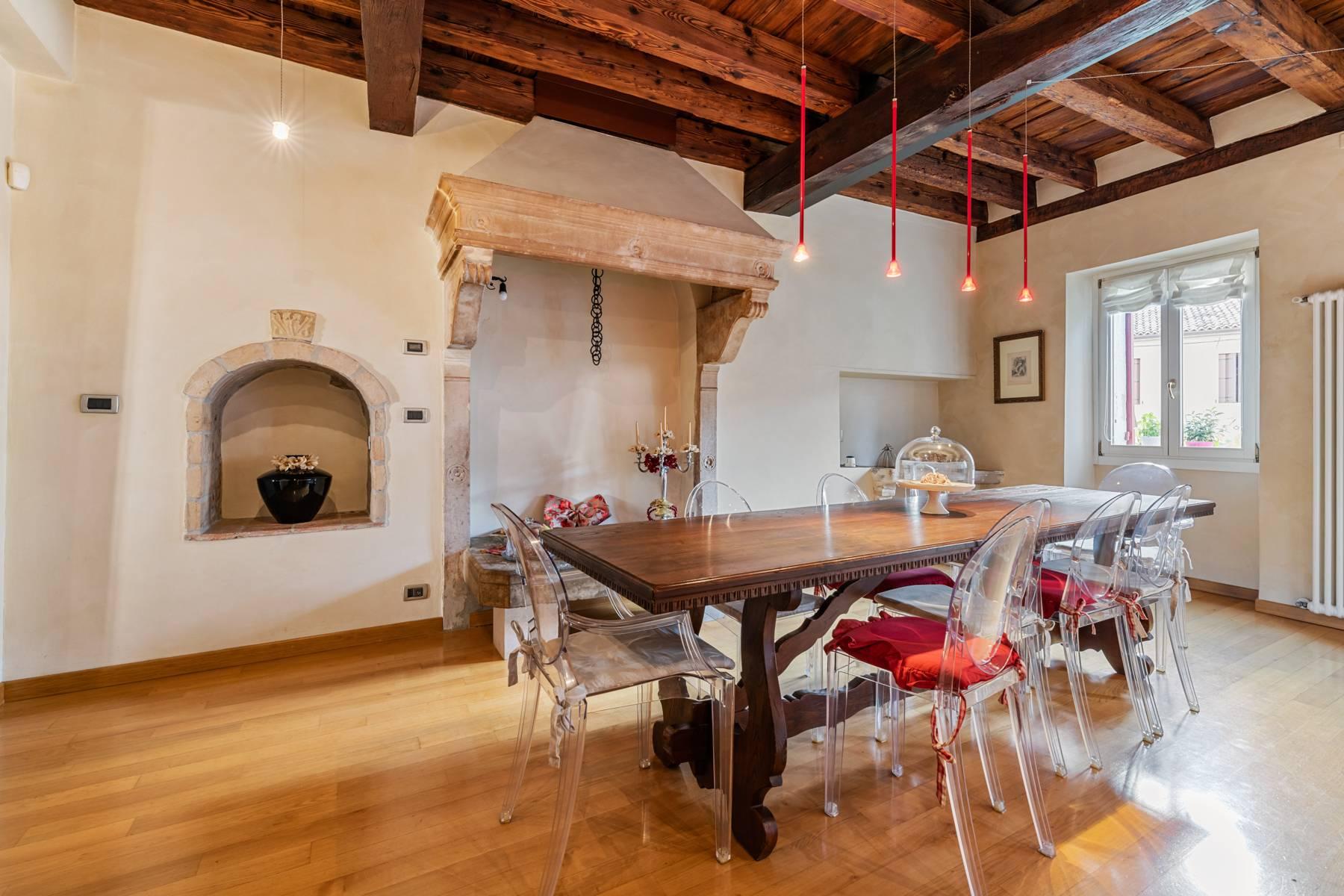 Elegant 15th century building, completely renovated in the historic center of Serravalle - 7