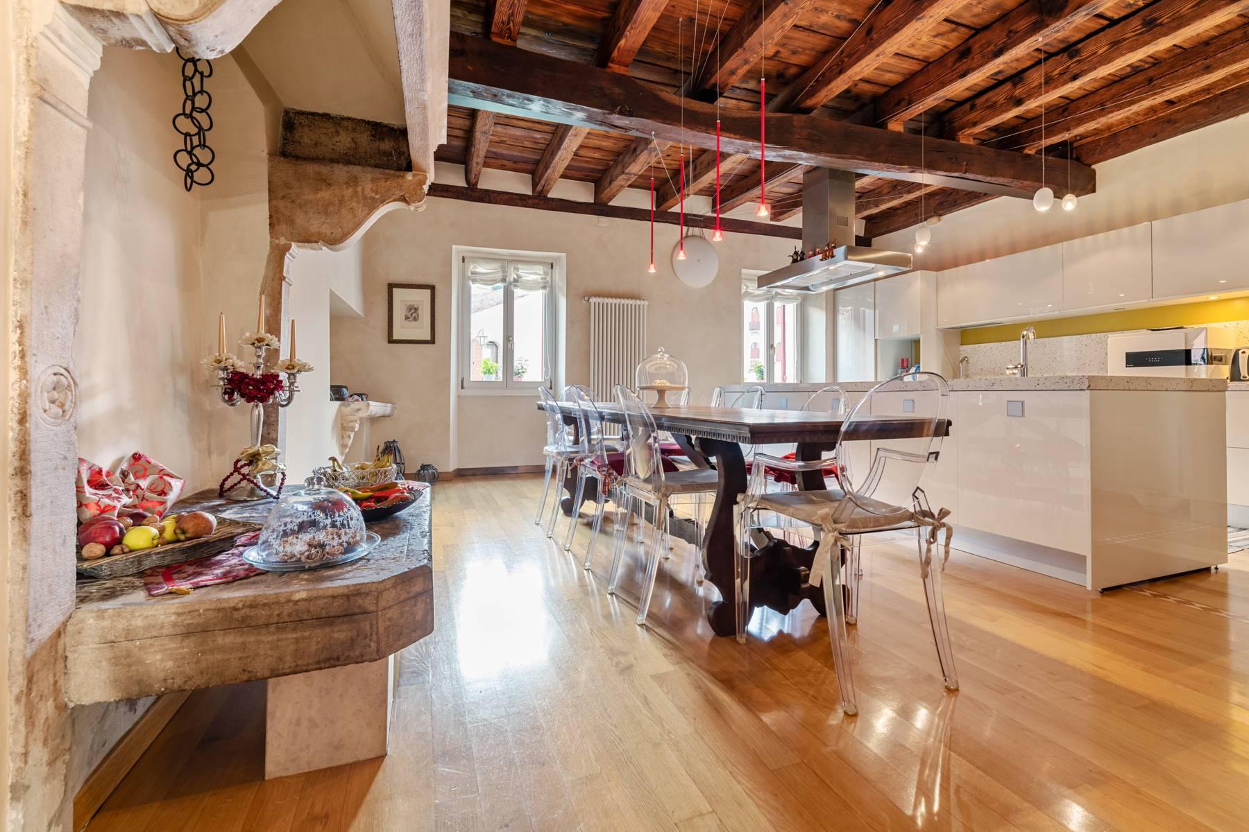 Elégant bâtiment du XVe siècle, entièrement rénové dans le centre historique de Serravalle - 6