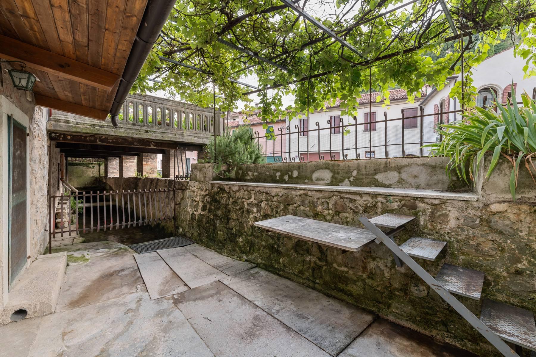 Renoviertes Gebäude aus dem 15. Jahrhundert im historischen Zentrum von Serravalle, Heimat des Malers Antonello Da Serravalle - 21