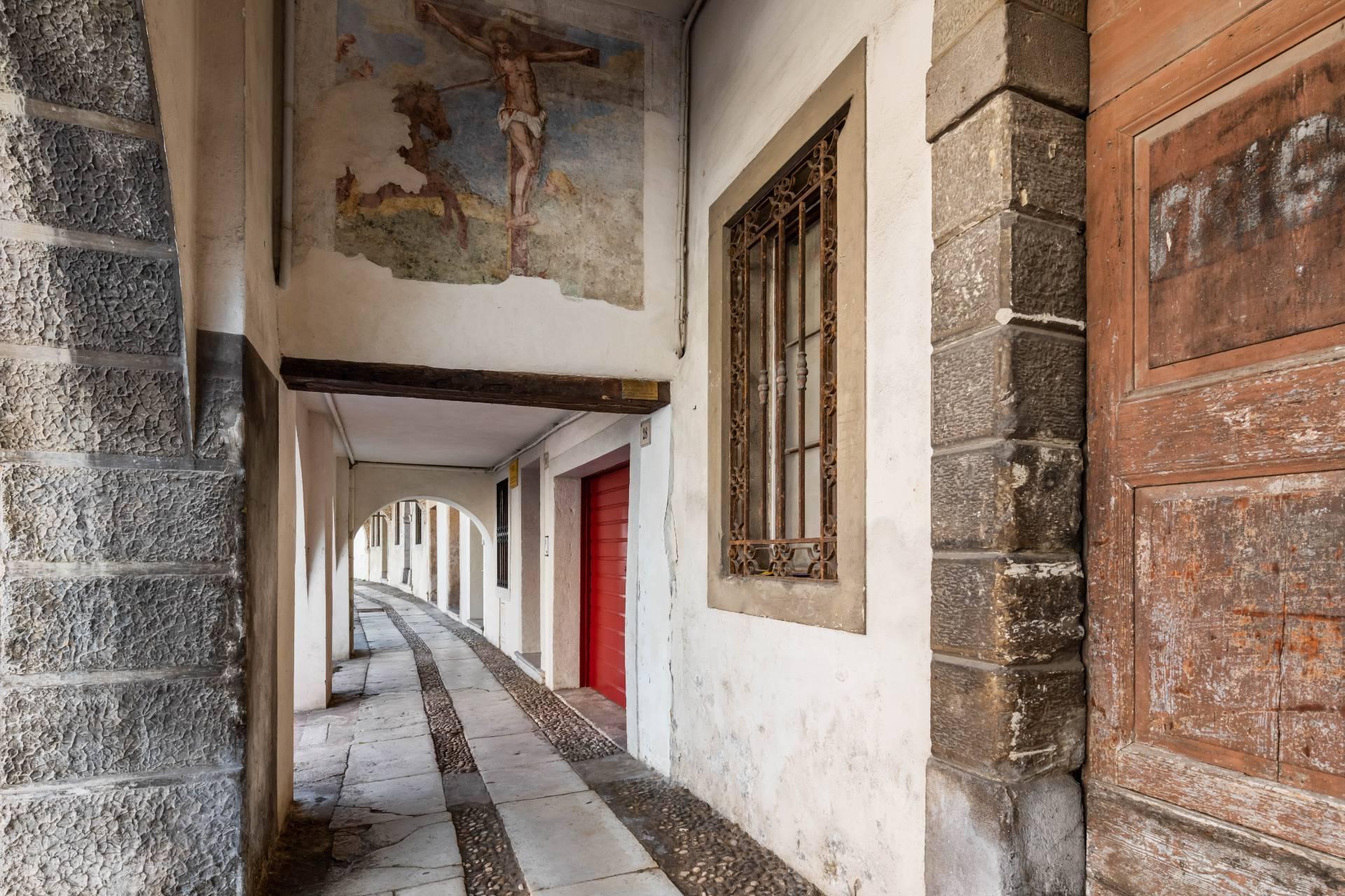 Renoviertes Gebäude aus dem 15. Jahrhundert im historischen Zentrum von Serravalle, Heimat des Malers Antonello Da Serravalle - 23