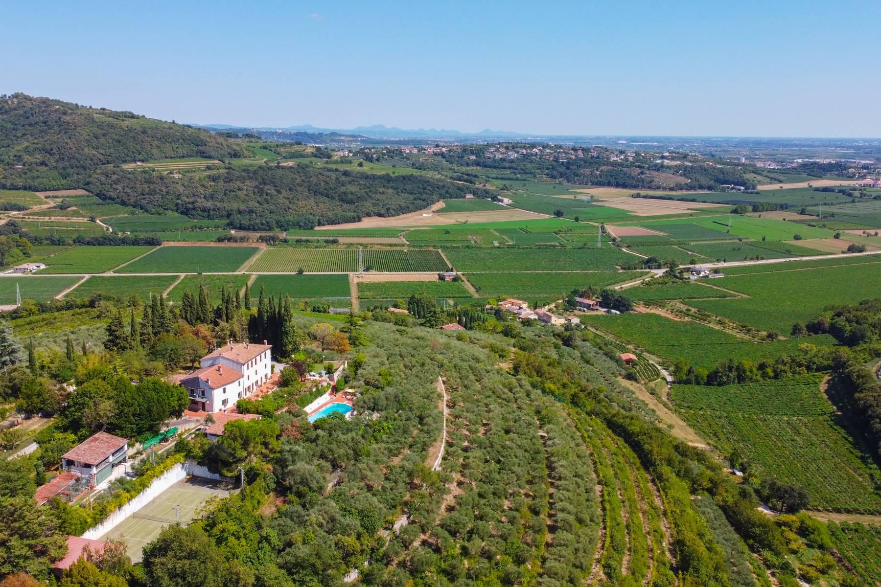 Villa de campagne historique avec piscine et court de tennis avec domaine dans les collines de Vérone - 3