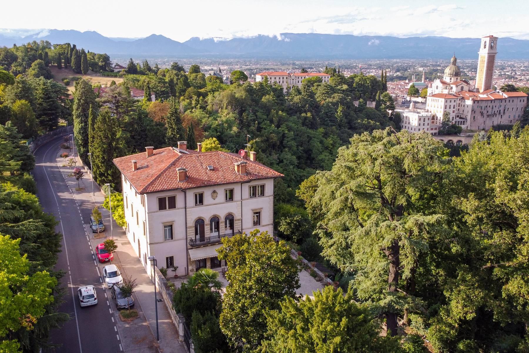Elegant historic villa with private park on top of Monte Berico - 27