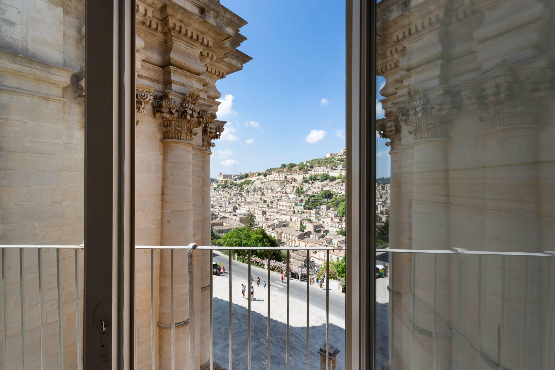 Historic apartment with terrace and courtyard near the Cathedral of San Giorgio in Modica - 2