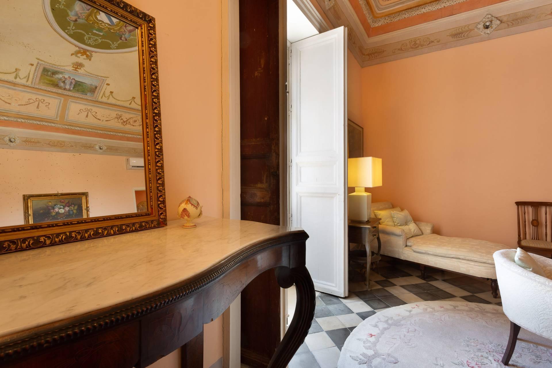 Historic apartment with terrace and courtyard near the Cathedral of San Giorgio in Modica - 32