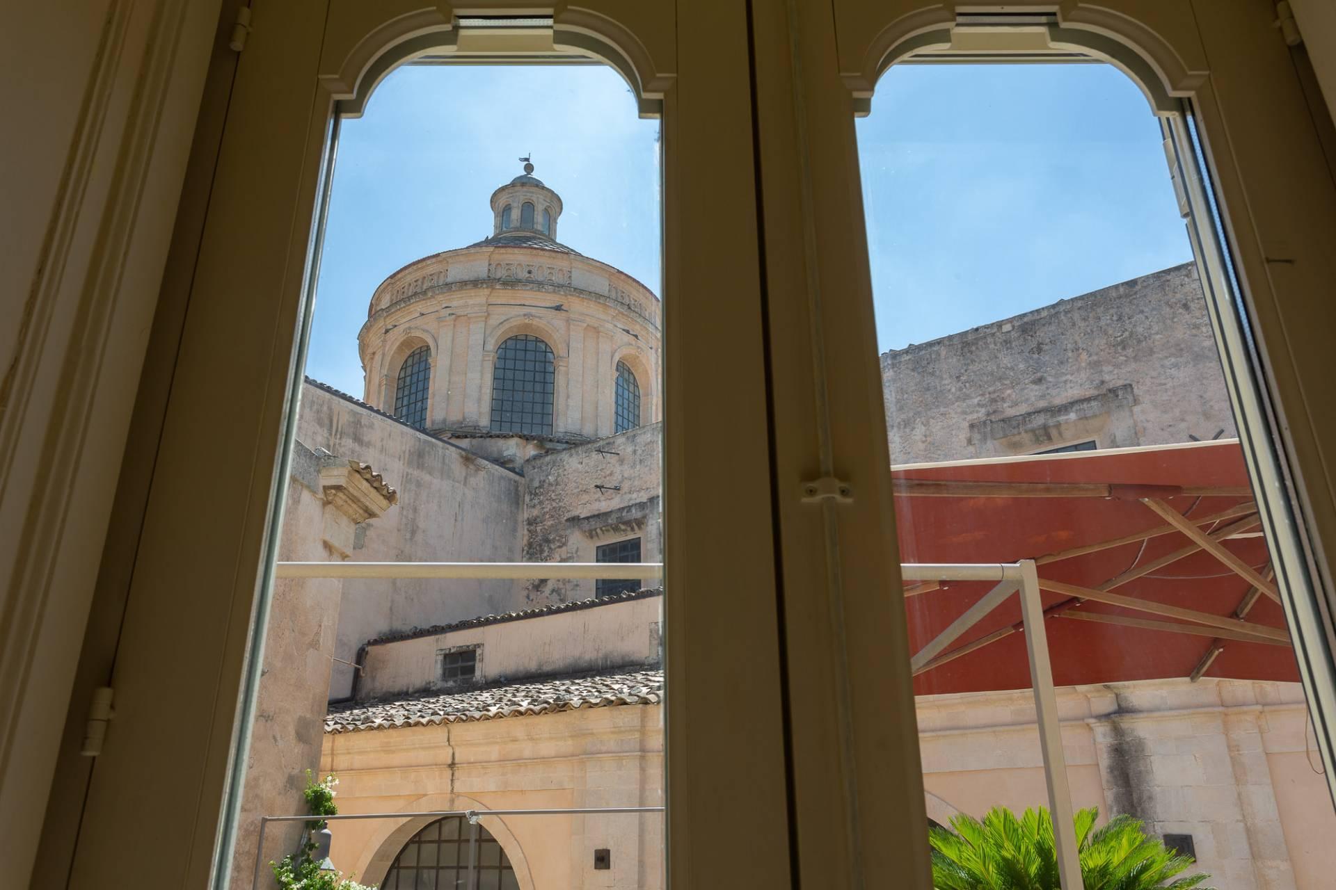 Historic apartment with terrace and courtyard near the Cathedral of San Giorgio in Modica - 17