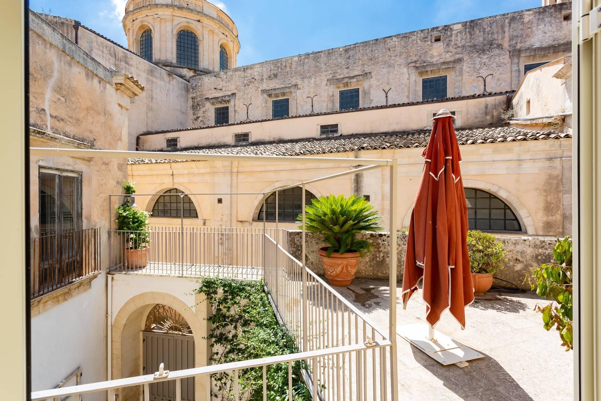 Historic apartment with terrace and courtyard near the Cathedral of San Giorgio in Modica - 22