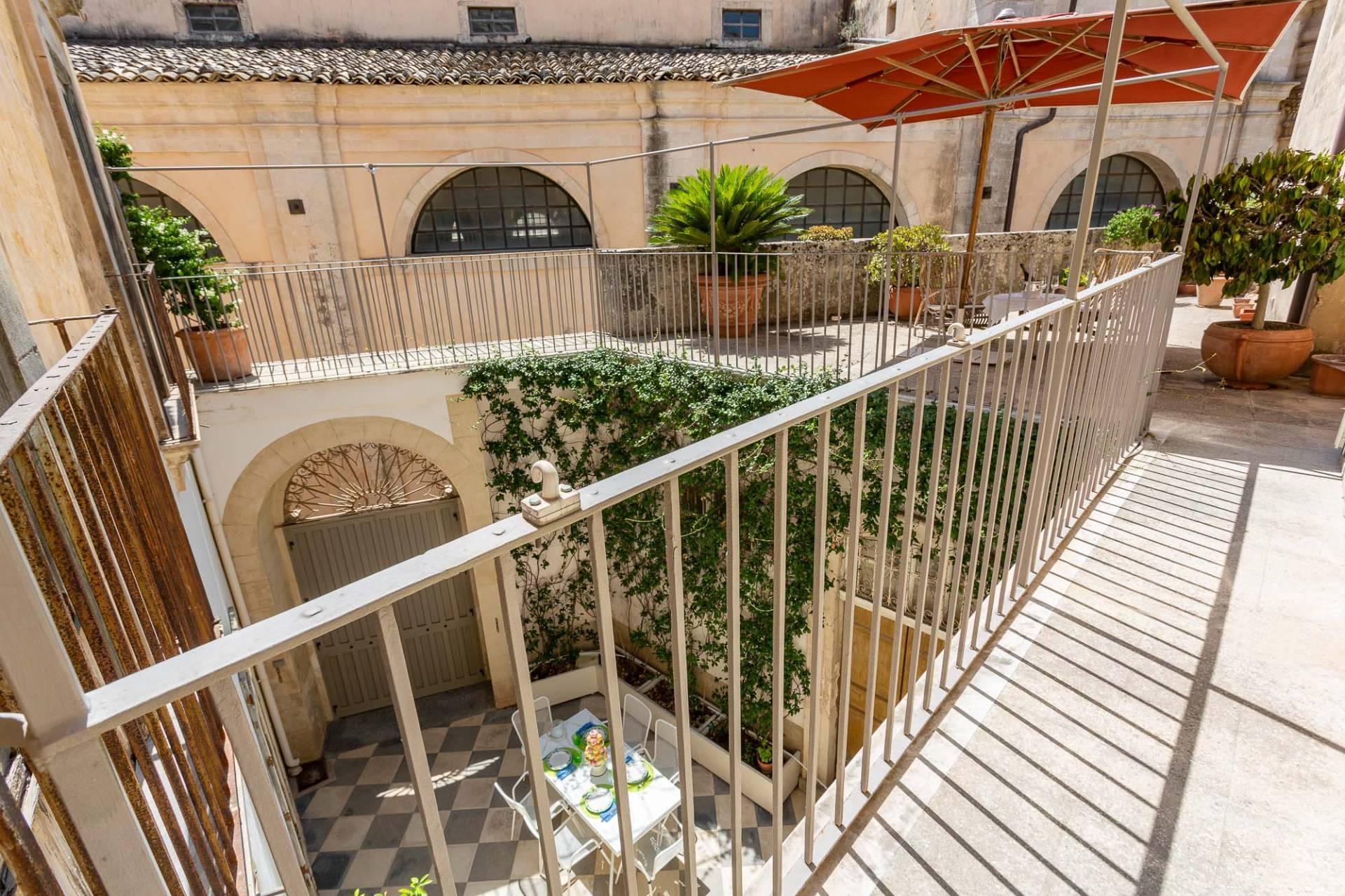 Historic apartment with terrace and courtyard near the Cathedral of San Giorgio in Modica - 23