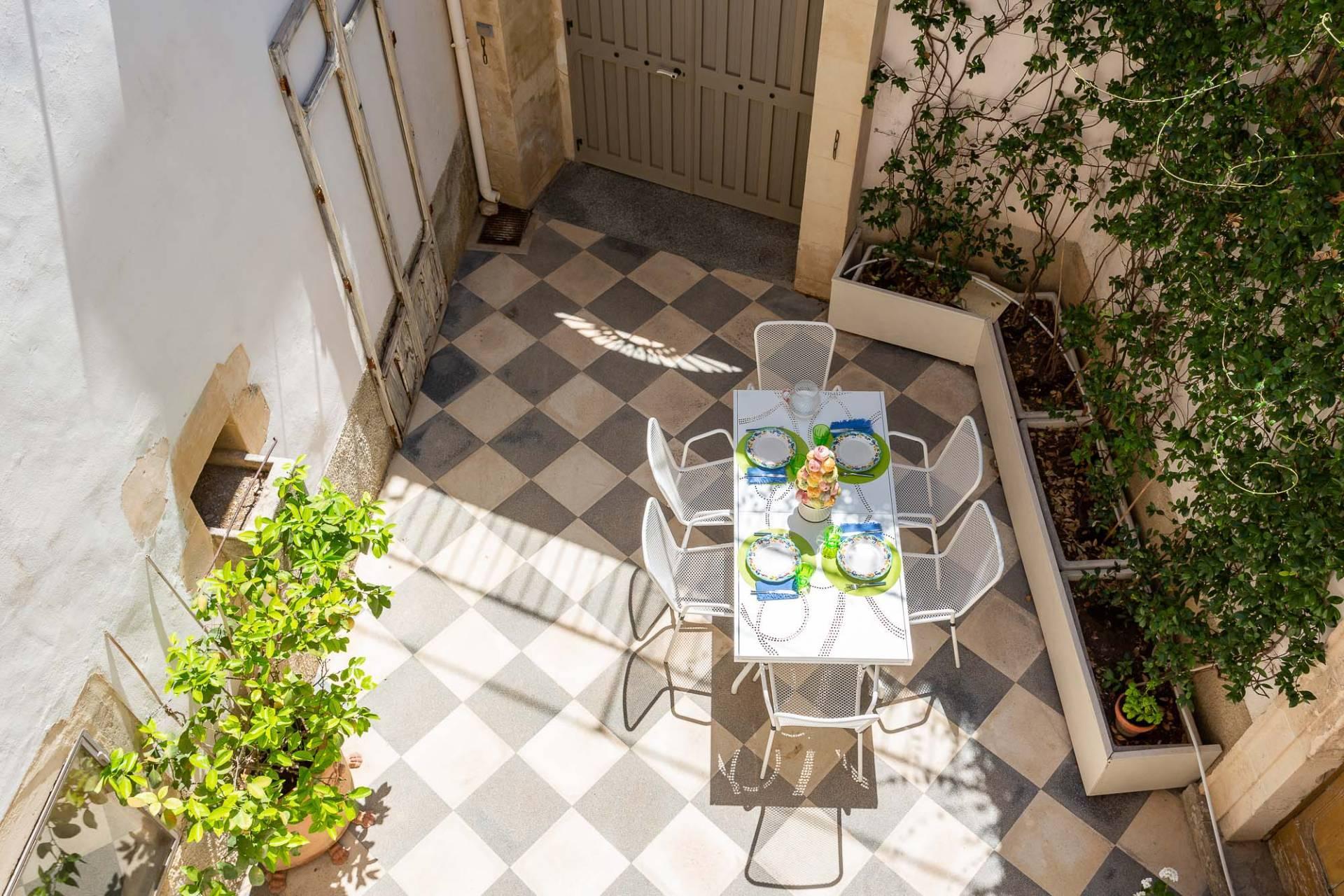 Historic apartment with terrace and courtyard near the Cathedral of San Giorgio in Modica - 35