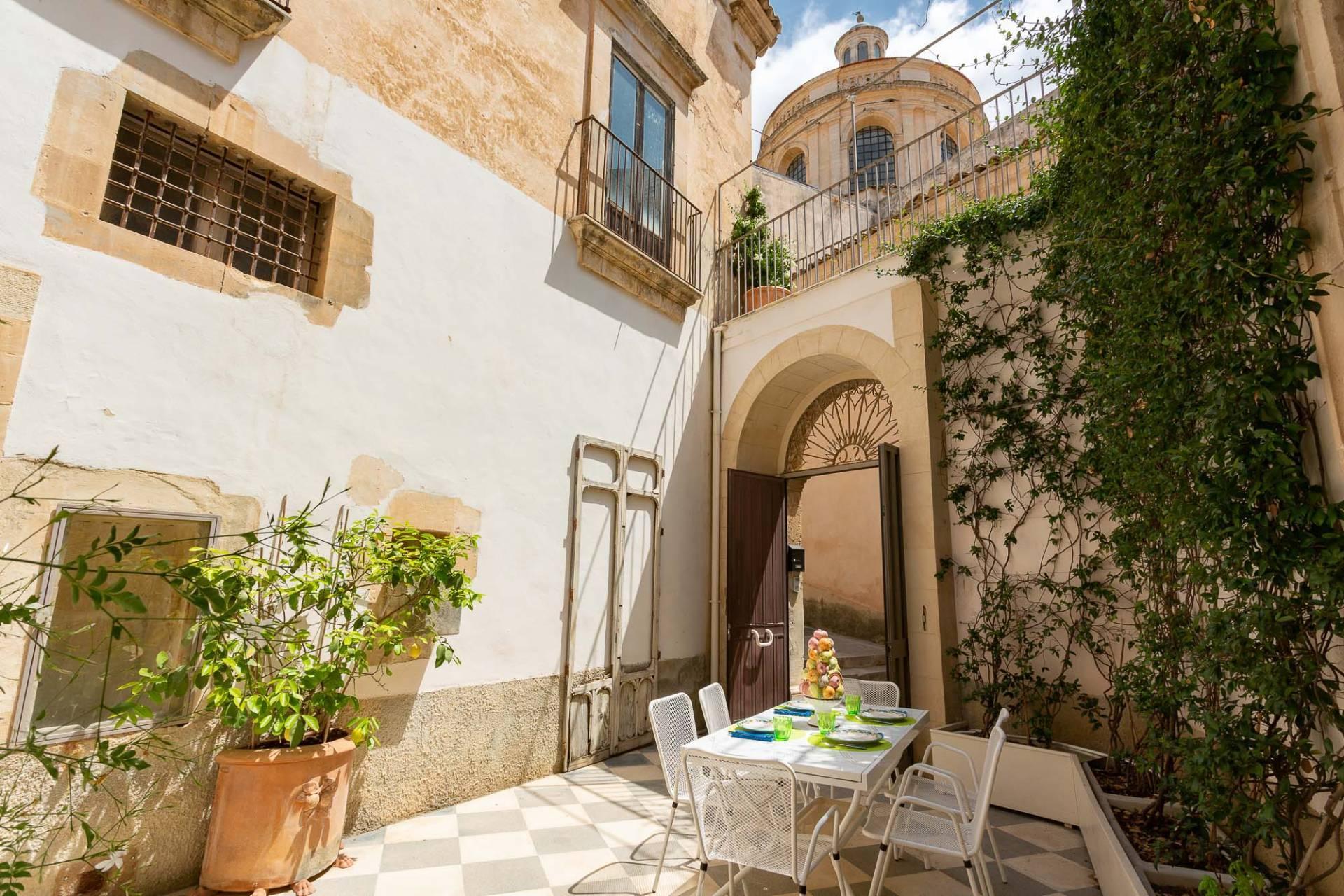 Historic apartment with terrace and courtyard near the Cathedral of San Giorgio in Modica - 1