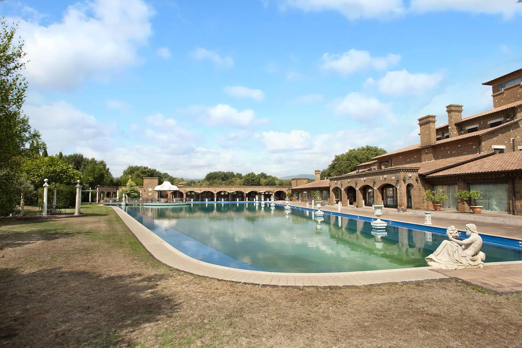 Elegante Villa mit Pool - 8