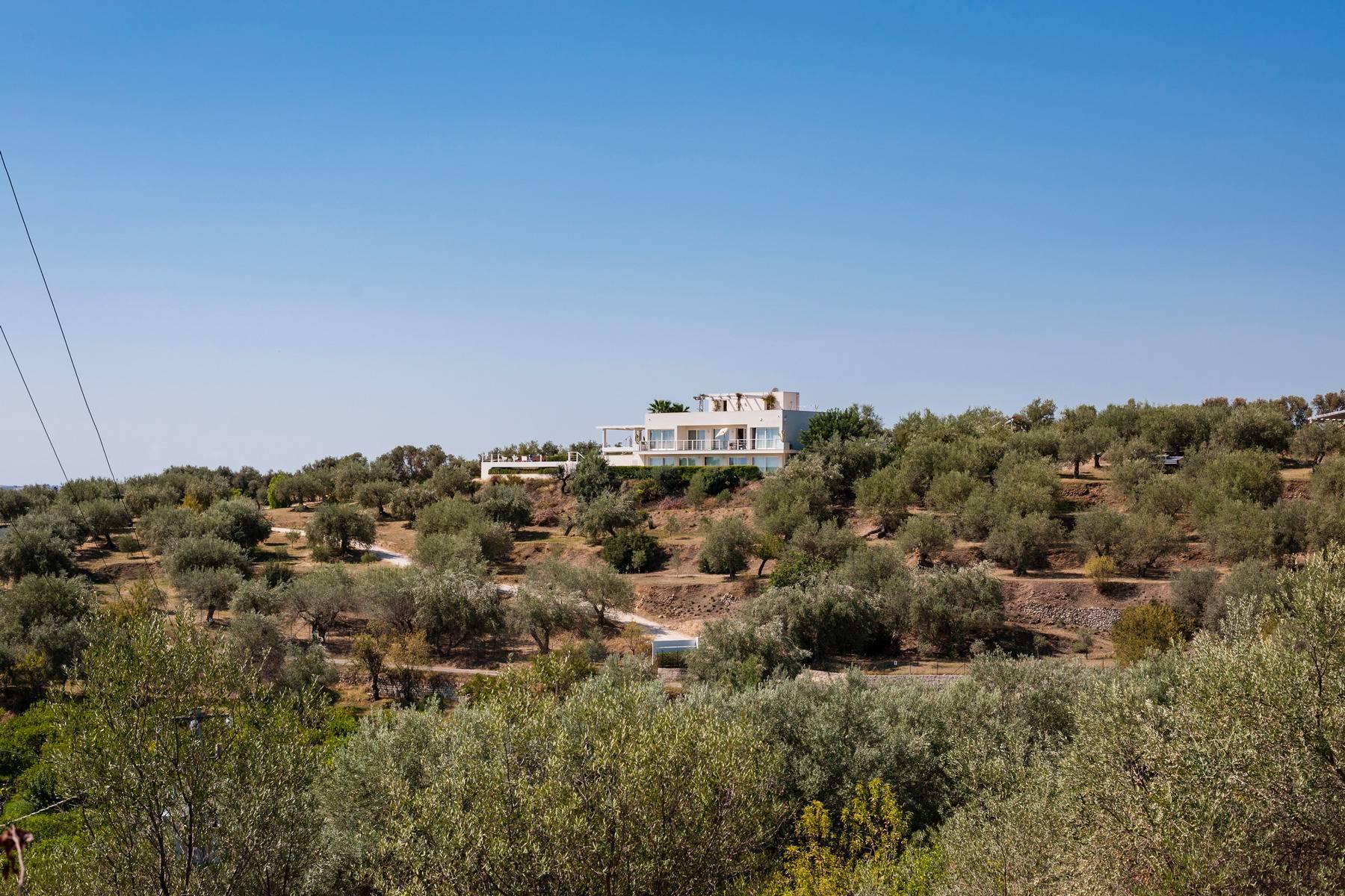Prestigious villa with swimming pool overlooking the sea - 10