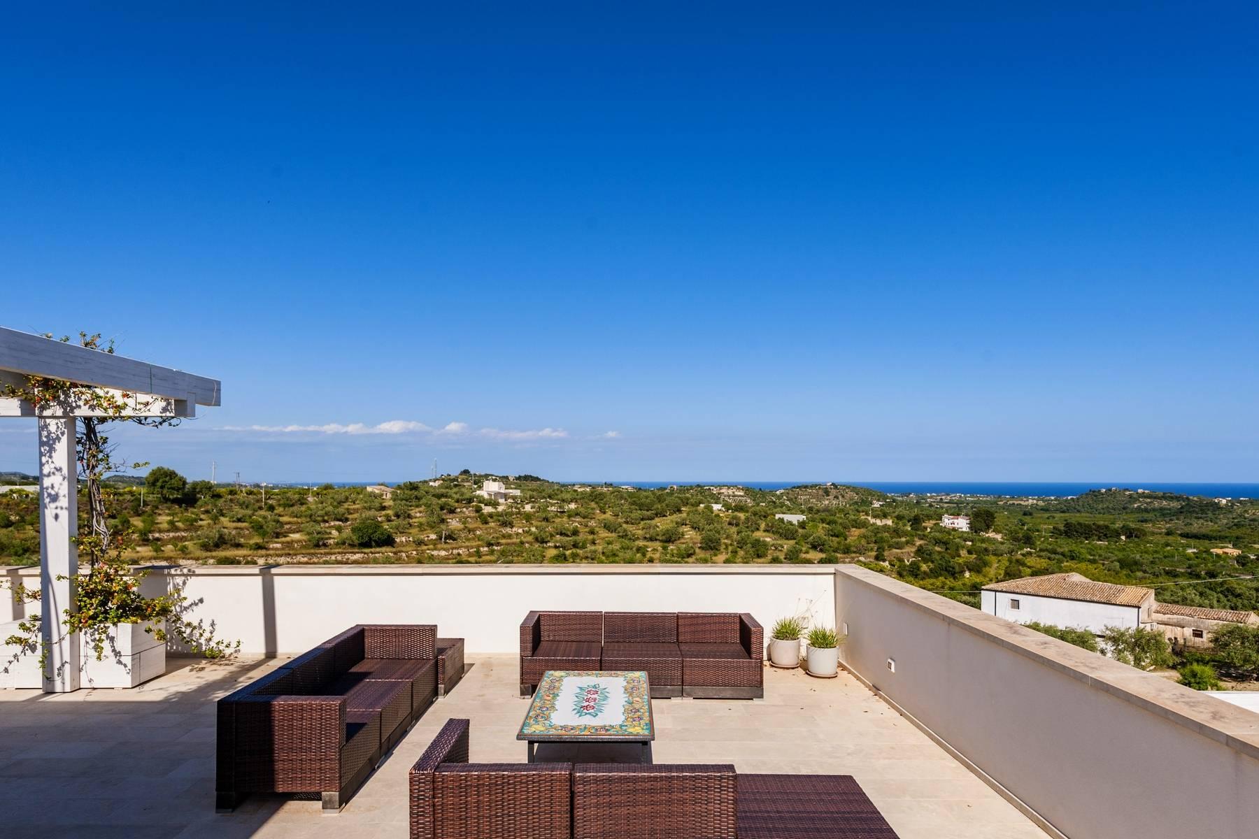 Prestigious villa with swimming pool overlooking the sea - 17