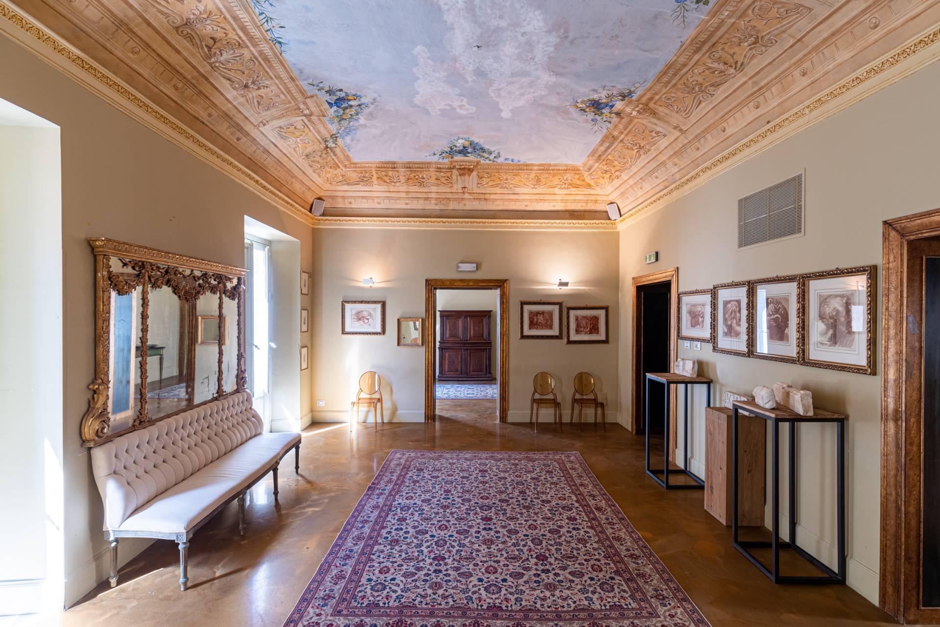Elegant 16th century Palace located in the heart of oldtown in Salemi - 1