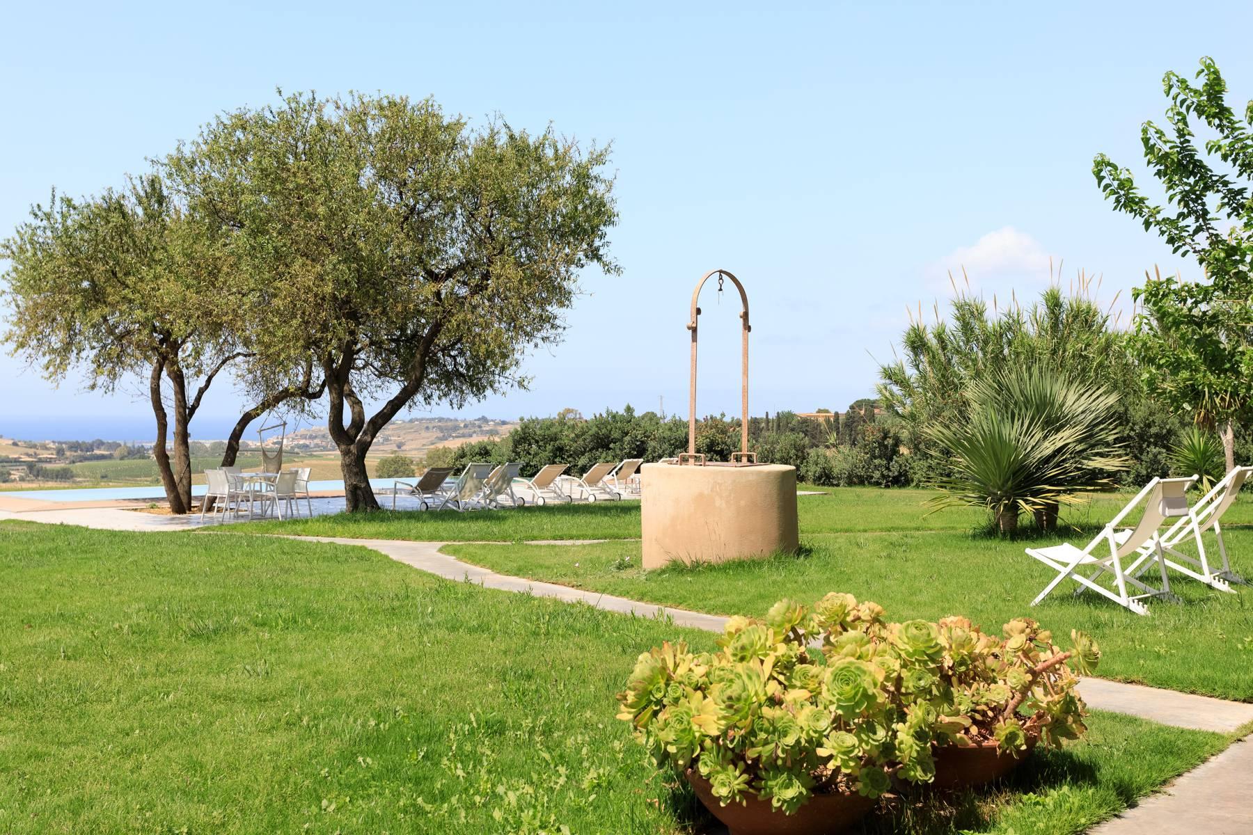 Baglio umgeben von Olivenbäumen mit Meerblick in Menfi - 5