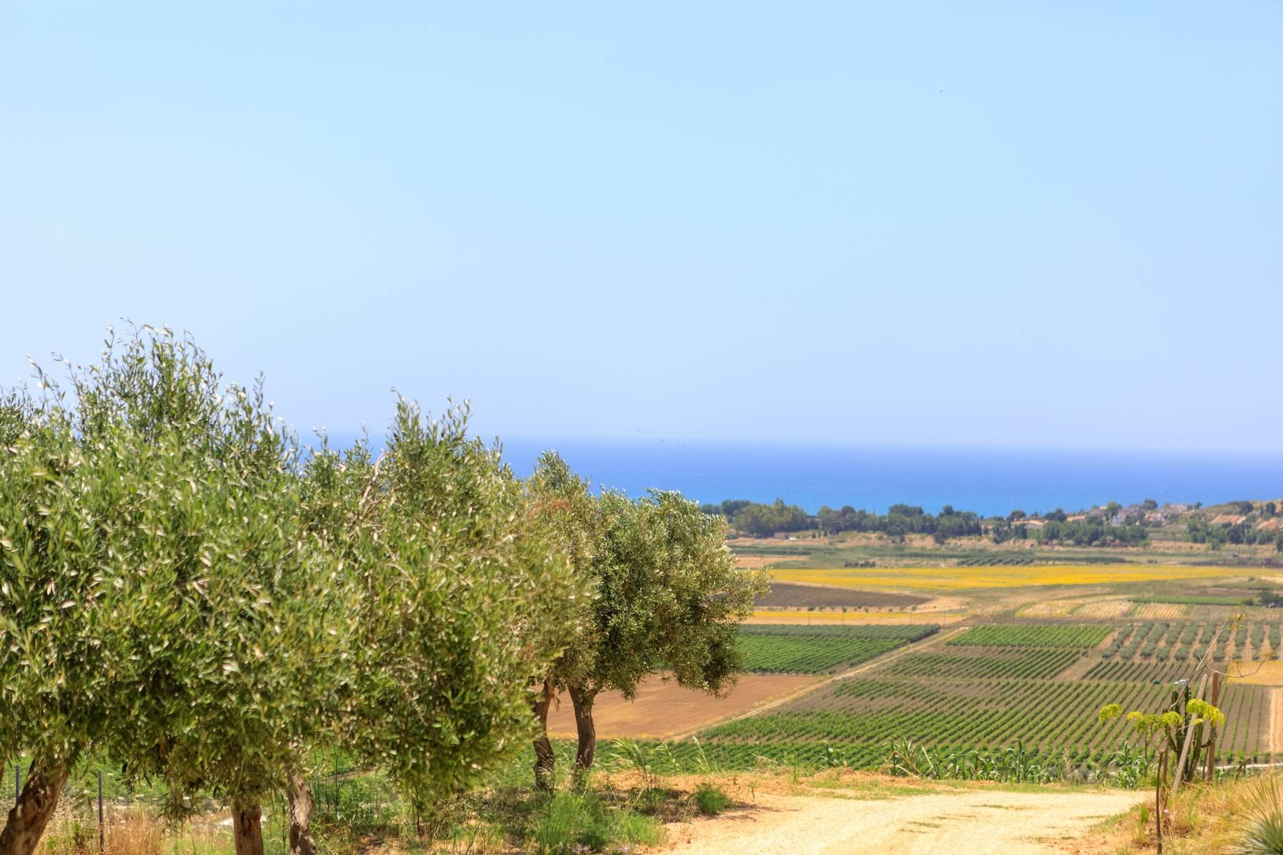 Baglio umgeben von Olivenbäumen mit Meerblick in Menfi - 24