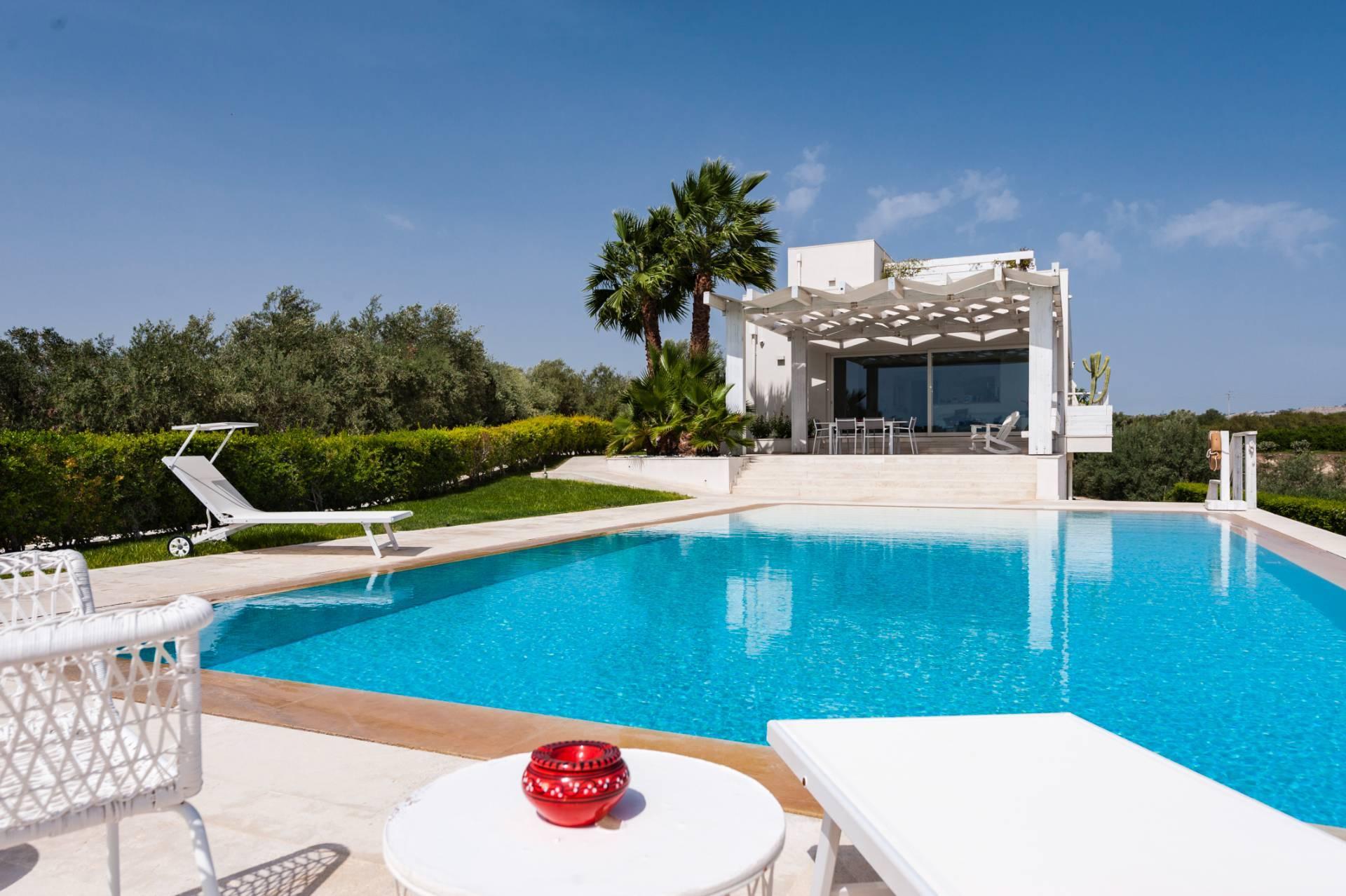 Prestigious villa with swimming pool overlooking the sea - 2