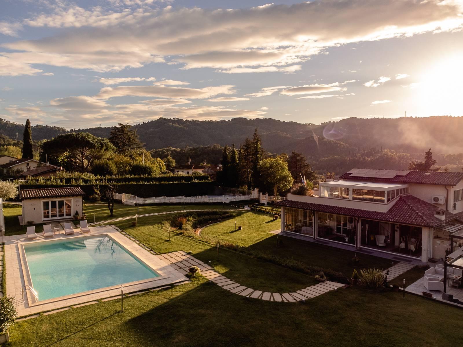 Villa mit Pool auf den Hügeln von Camaiore - 4