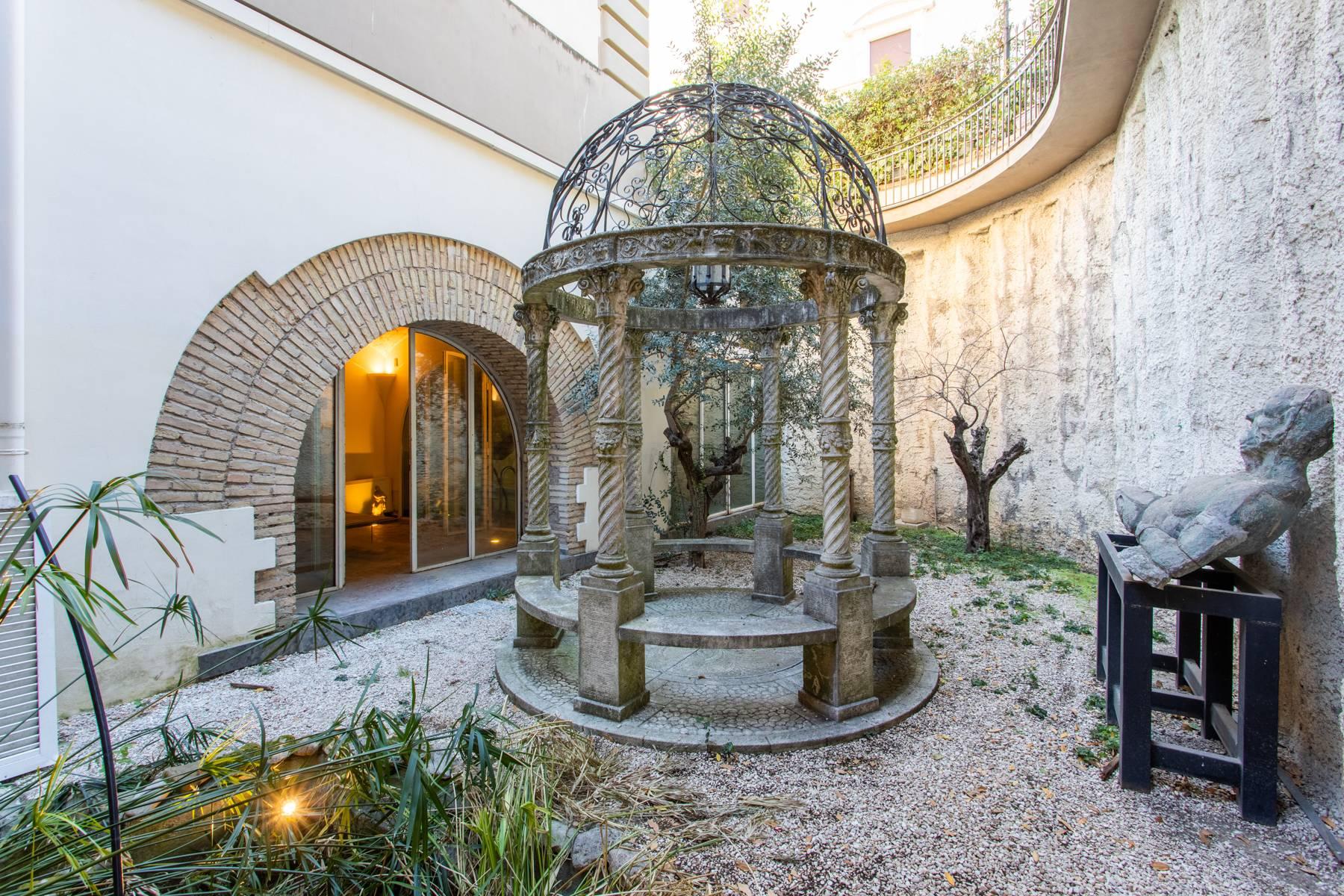 Superbe villa, unique en son genre, face  au parc de Villa Borghese - 24