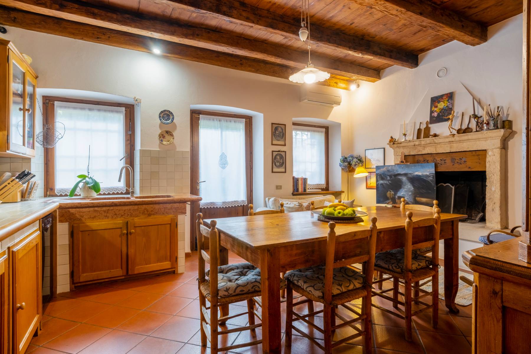Stunning farmhouse surrounded by vineyards in the Valpolicella area - 7