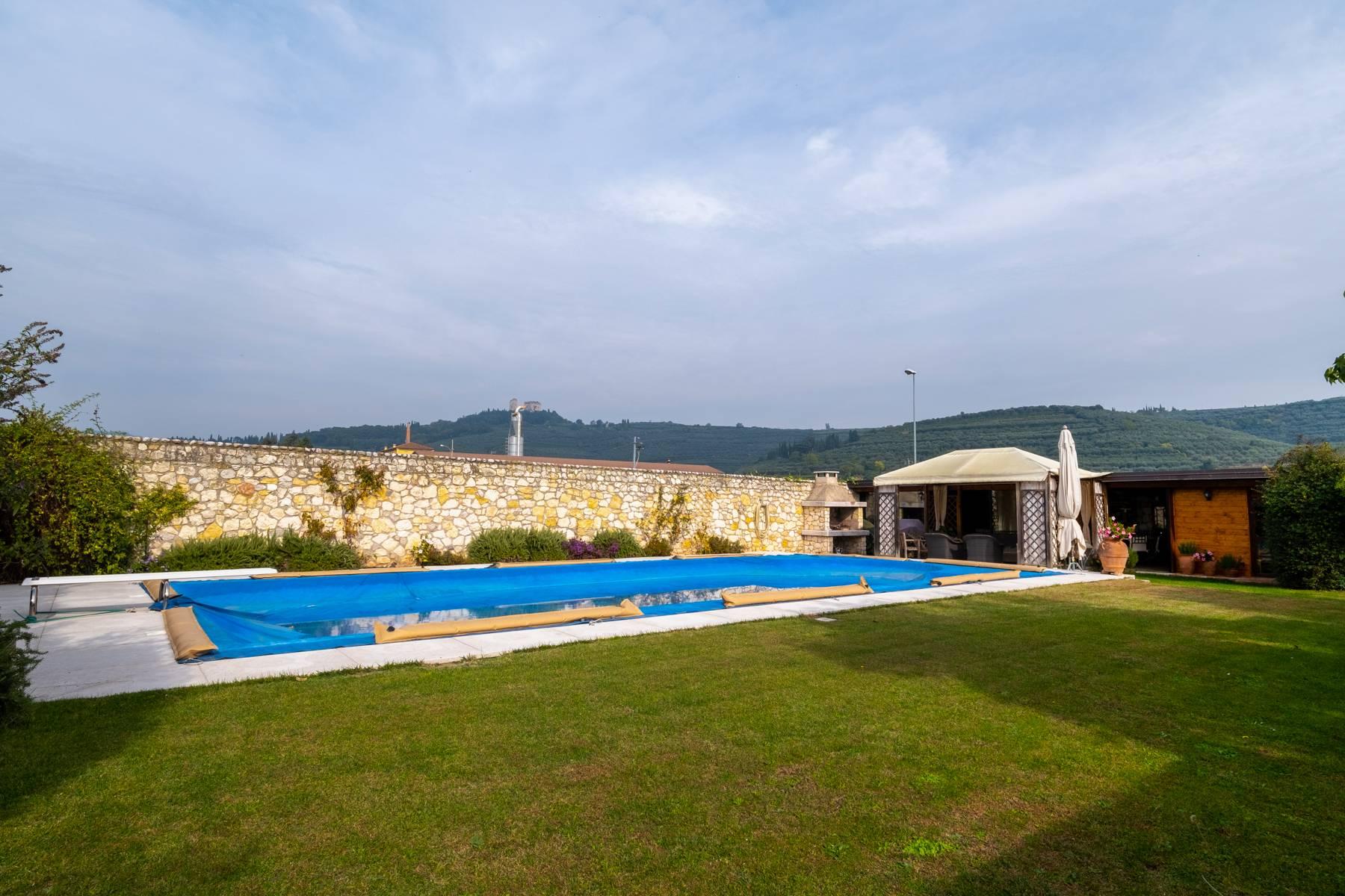 Stunning farmhouse surrounded by vineyards in the Valpolicella area - 4