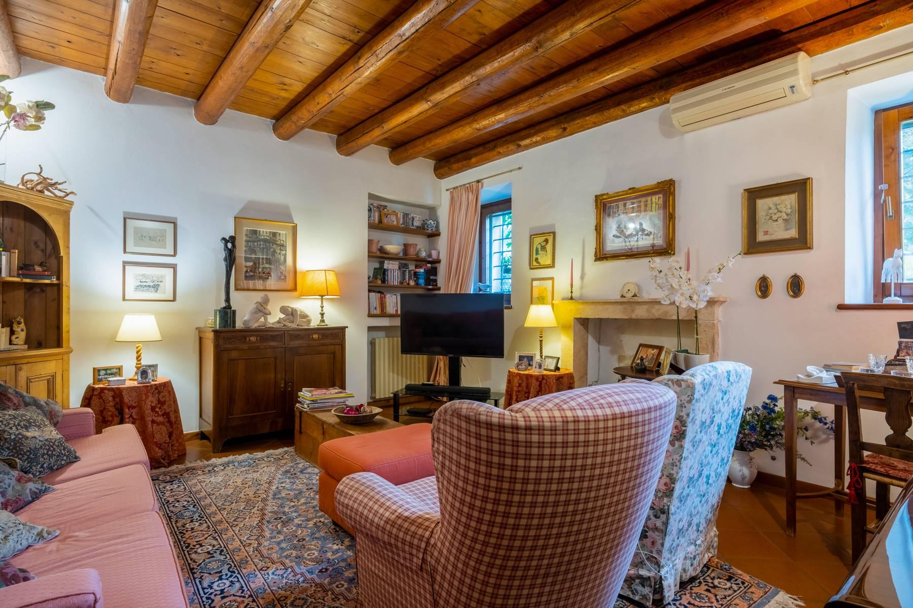 Stunning farmhouse surrounded by vineyards in the Valpolicella area - 13