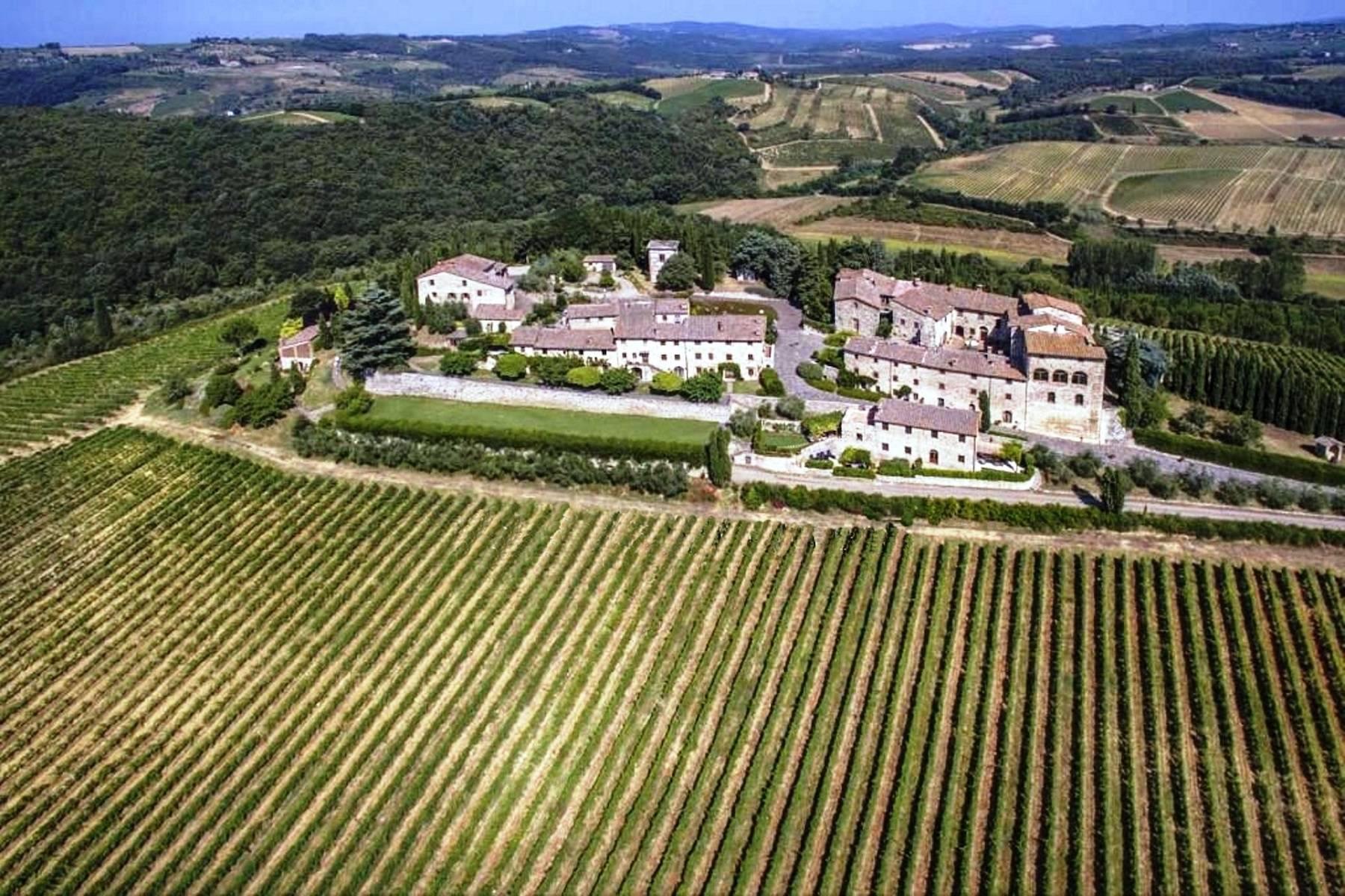 Историческая усадьба с виноградником на тосканских холмах в Кьянти, Италия - 1