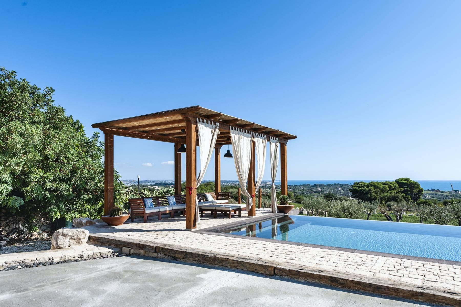 Элегантный загородный дом с бассейном и видом на Средиземное море - 11