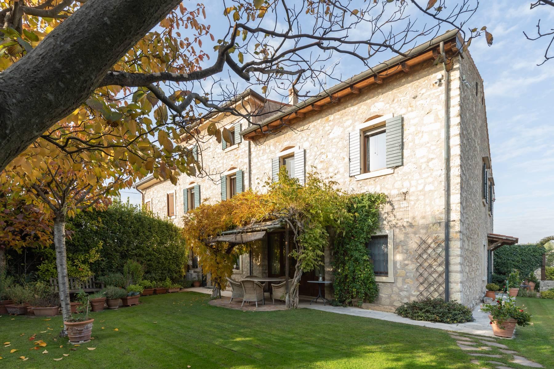 Stunning farmhouse surrounded by vineyards in the Valpolicella area - 3