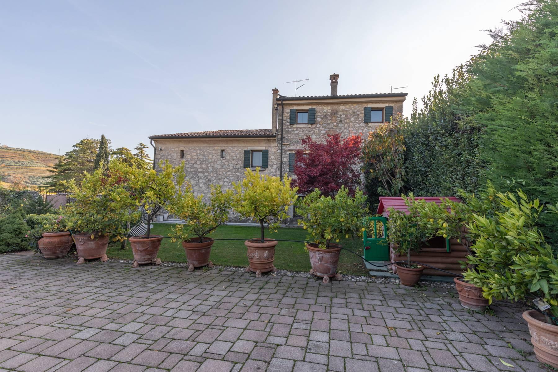 Stunning farmhouse surrounded by vineyards in the Valpolicella area - 31
