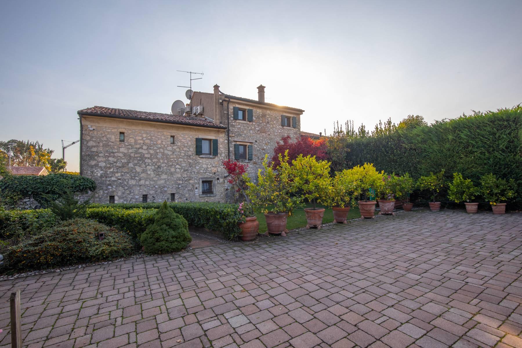 Stunning farmhouse surrounded by vineyards in the Valpolicella area - 1