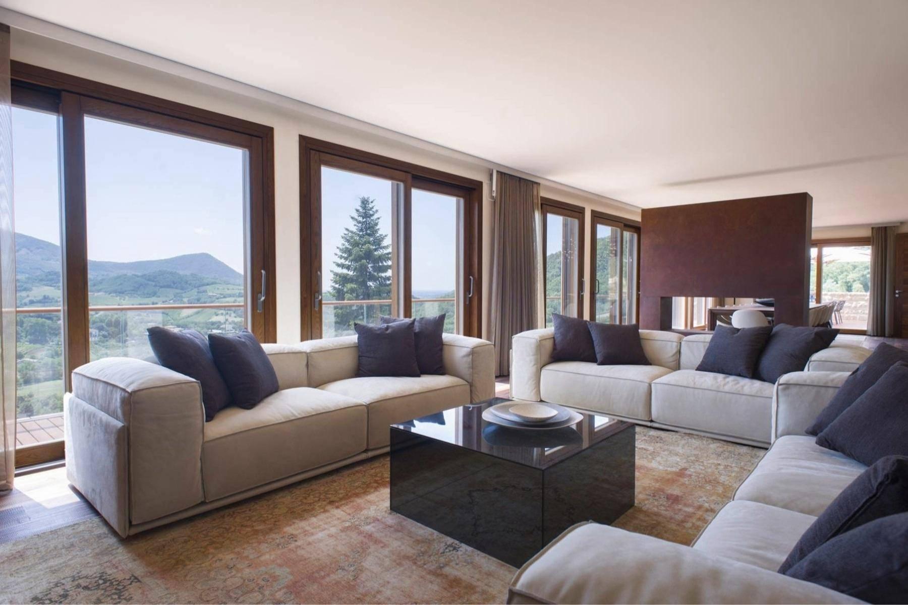 Moderne Villa auf den Hügeln mit Swimmingpool, Hubschrauberlandeplatz, Reitstall und Lodge - 14