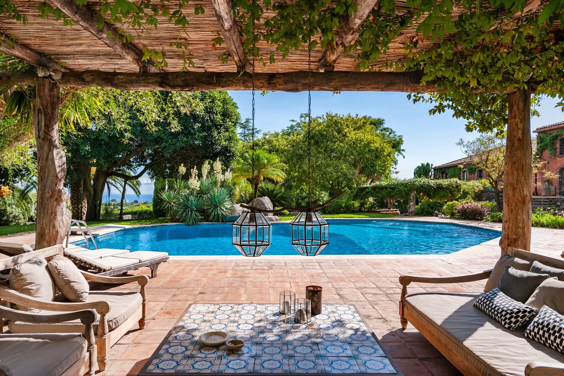 Prestigious residence with swimming pool on the slopes of Etna overlooking the Ionian Sea and the volcano - 2