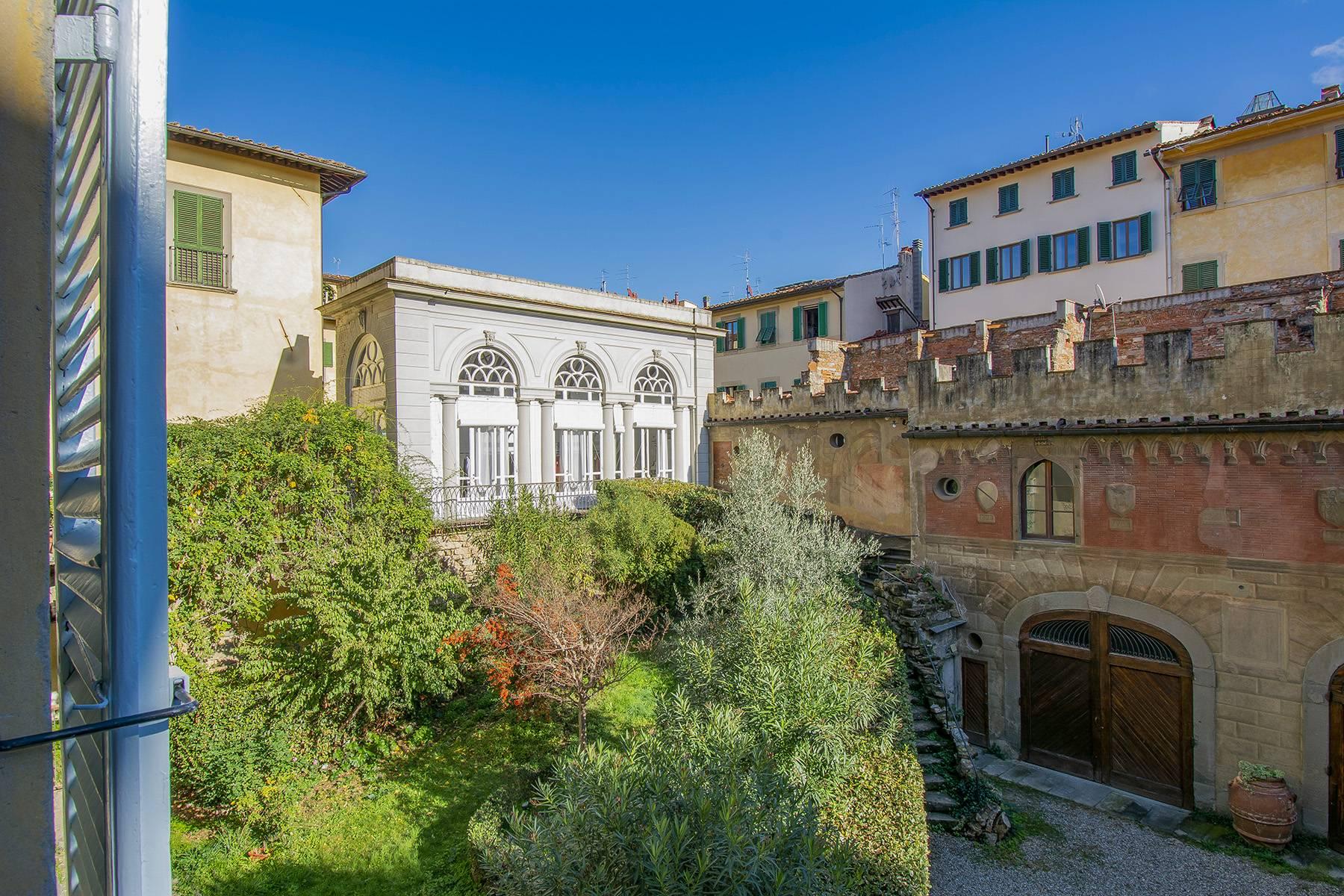 Majestic historic 500sqm office space in prime location in Florence - 17