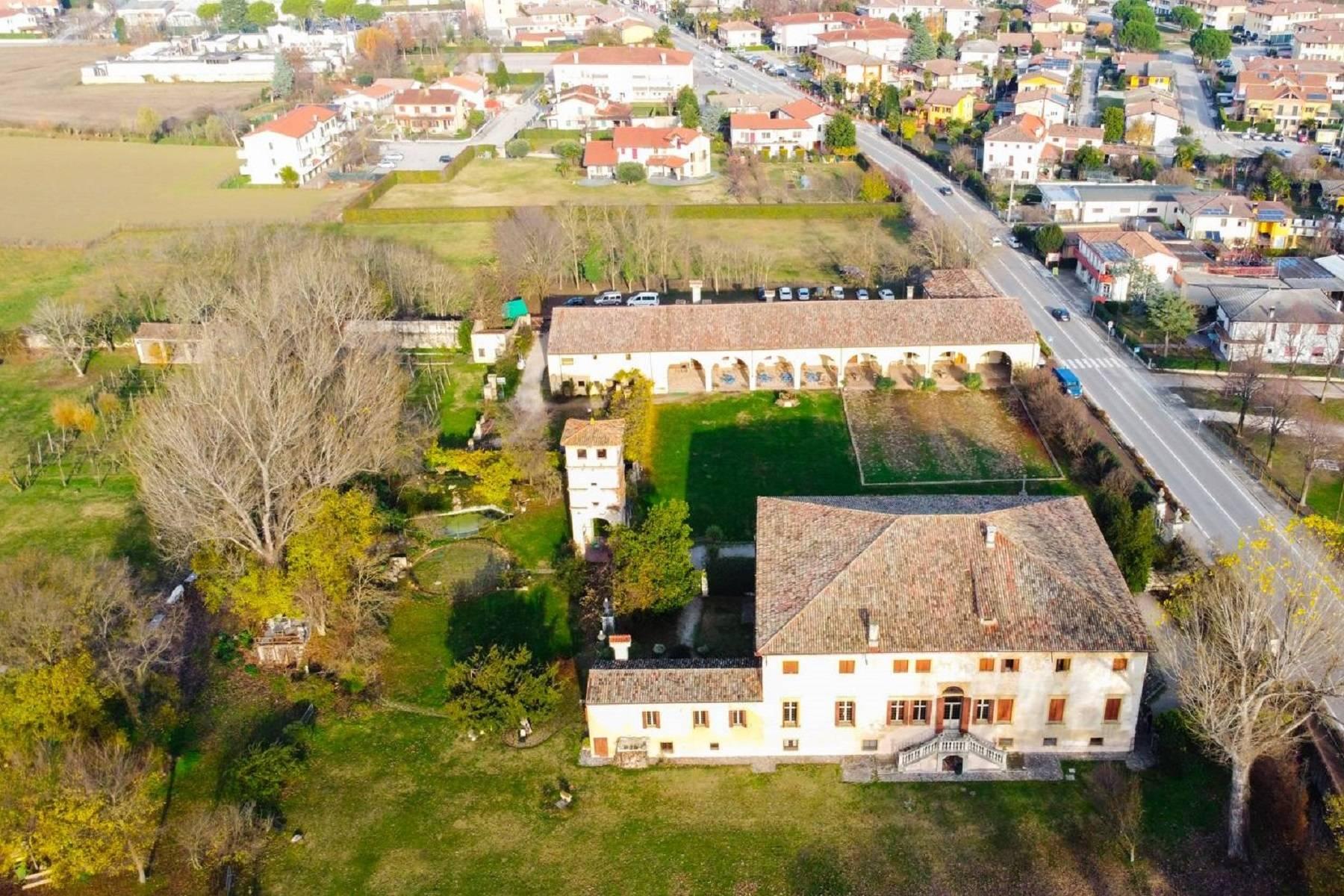 Villa Veneta rinascimentale affrescata con torre, parco, barchessa e adiacenze - 34