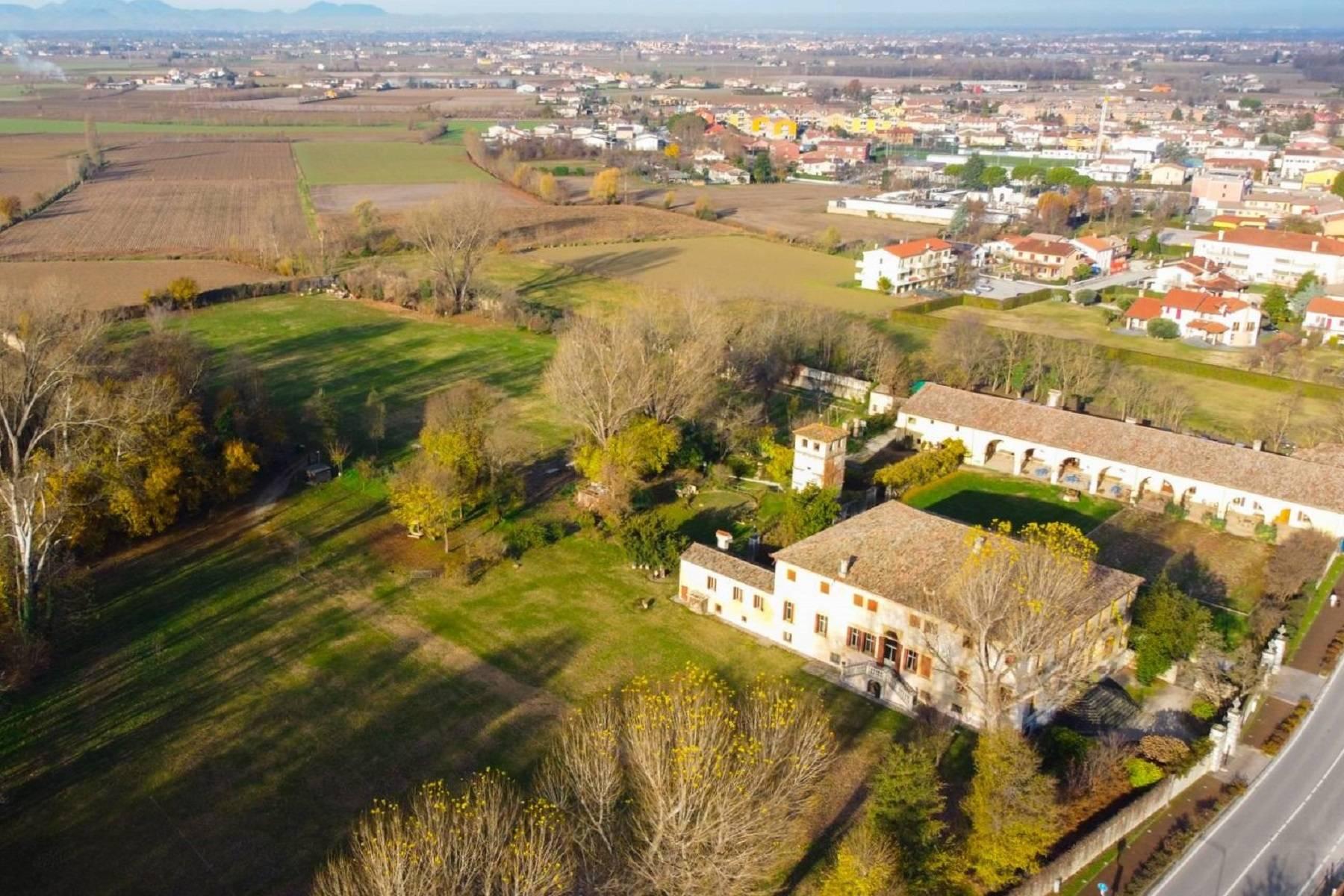 Villa Veneta rinascimentale affrescata con torre, parco, barchessa e adiacenze - 33