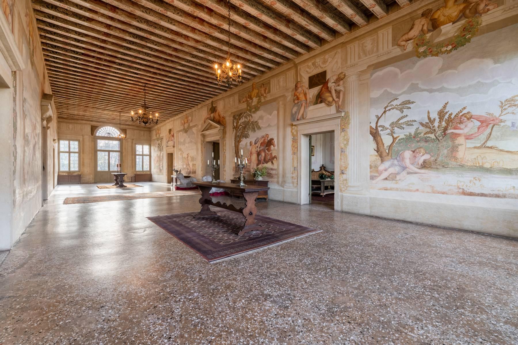 Villa Veneta rinascimentale affrescata con torre, parco, barchessa e adiacenze - 2