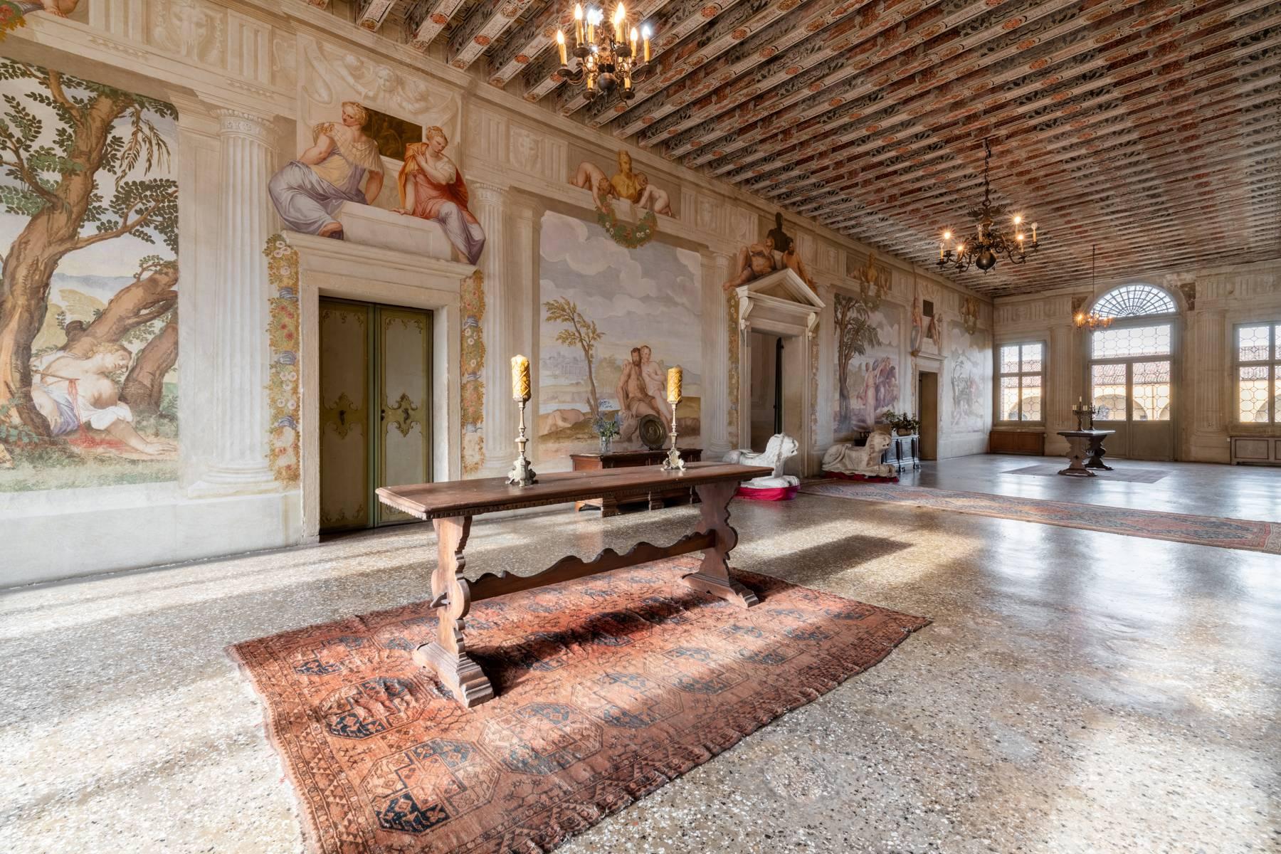 Villa vénitienne avec fresques, tour, barchessa et annexes - 1