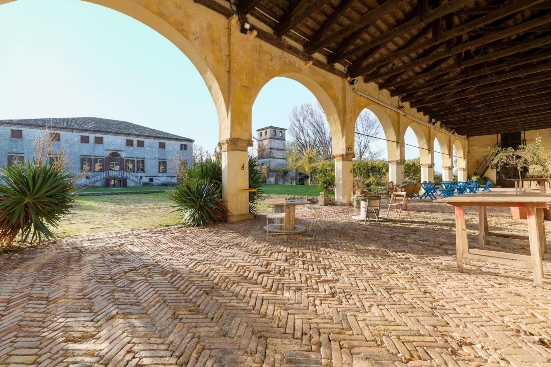Villa Veneta rinascimentale affrescata con torre, parco, barchessa e adiacenze - 22