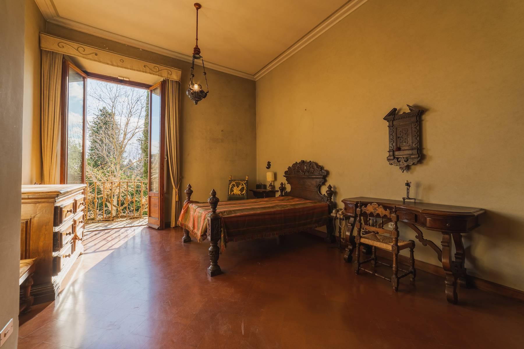 Elegante Villa aus dem 14. Jahrhundert mit einem Hektar Park in Florenz - 23
