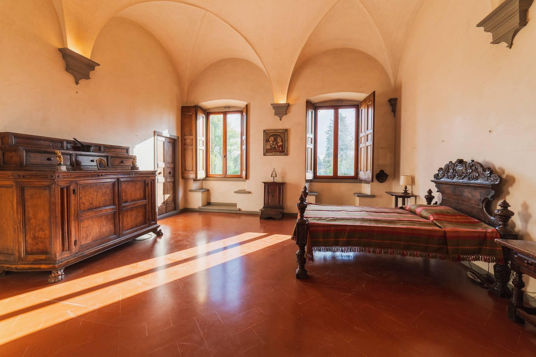 Elegante Villa aus dem 14. Jahrhundert mit einem Hektar Park in Florenz - 23