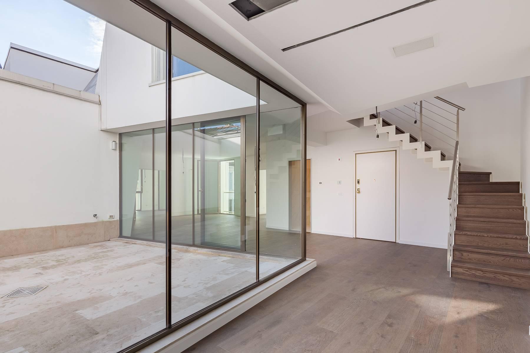 Two-level office in the heart of the Cinque Vie - 2