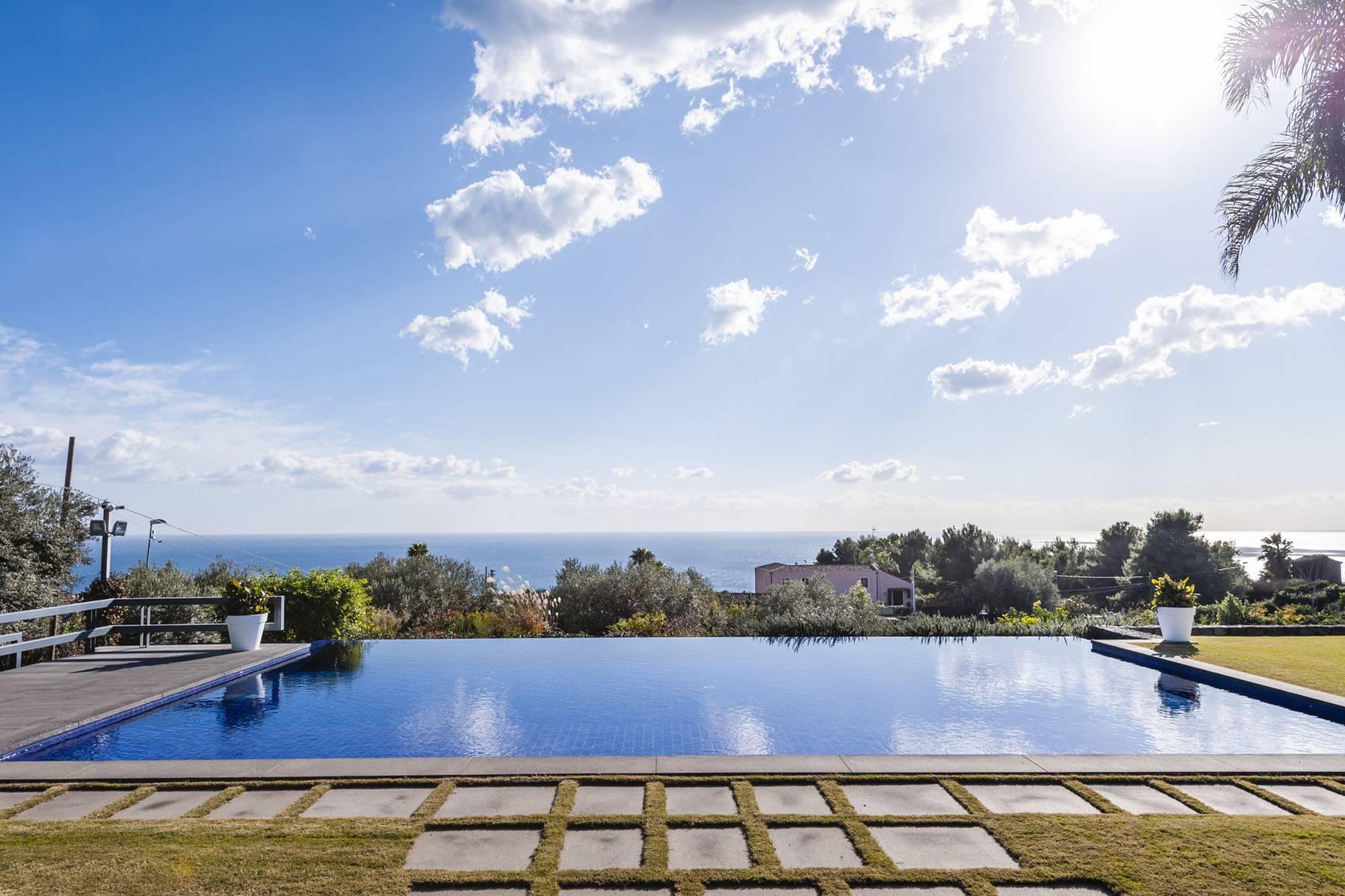 Repräsentative Villa mit Swimmingpool und Blick auf den Golf von Catania - 20