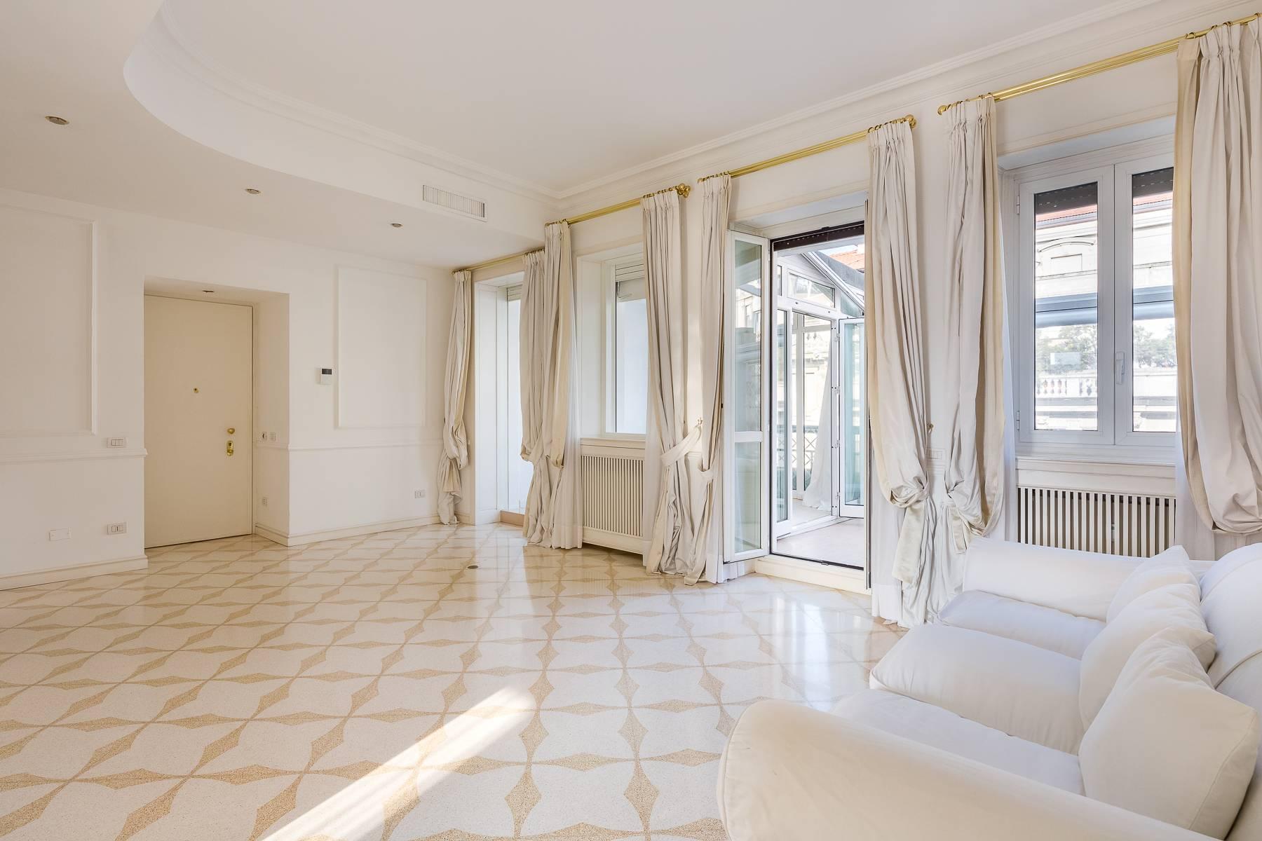 Prestigious renovated penthouse in Palestro area - 3