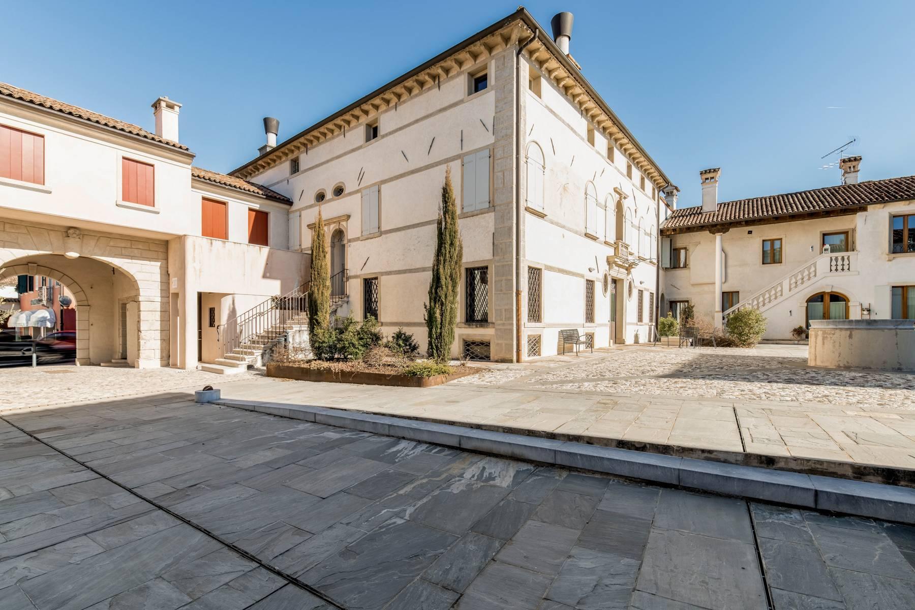 Luxurious penthouse on a 17th century Venetian Villa completely renovated - 26