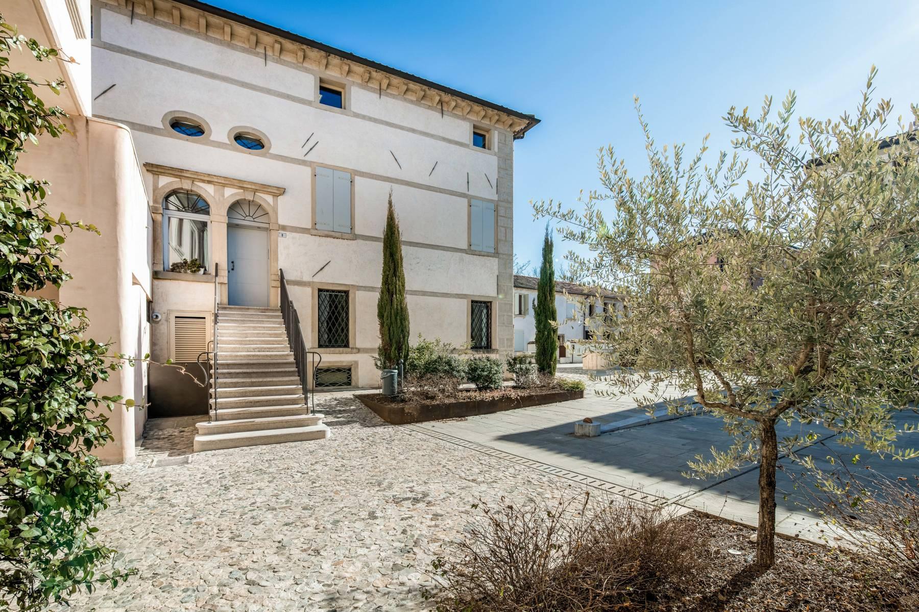 Luxurious penthouse on a 17th century Venetian Villa completely renovated - 24