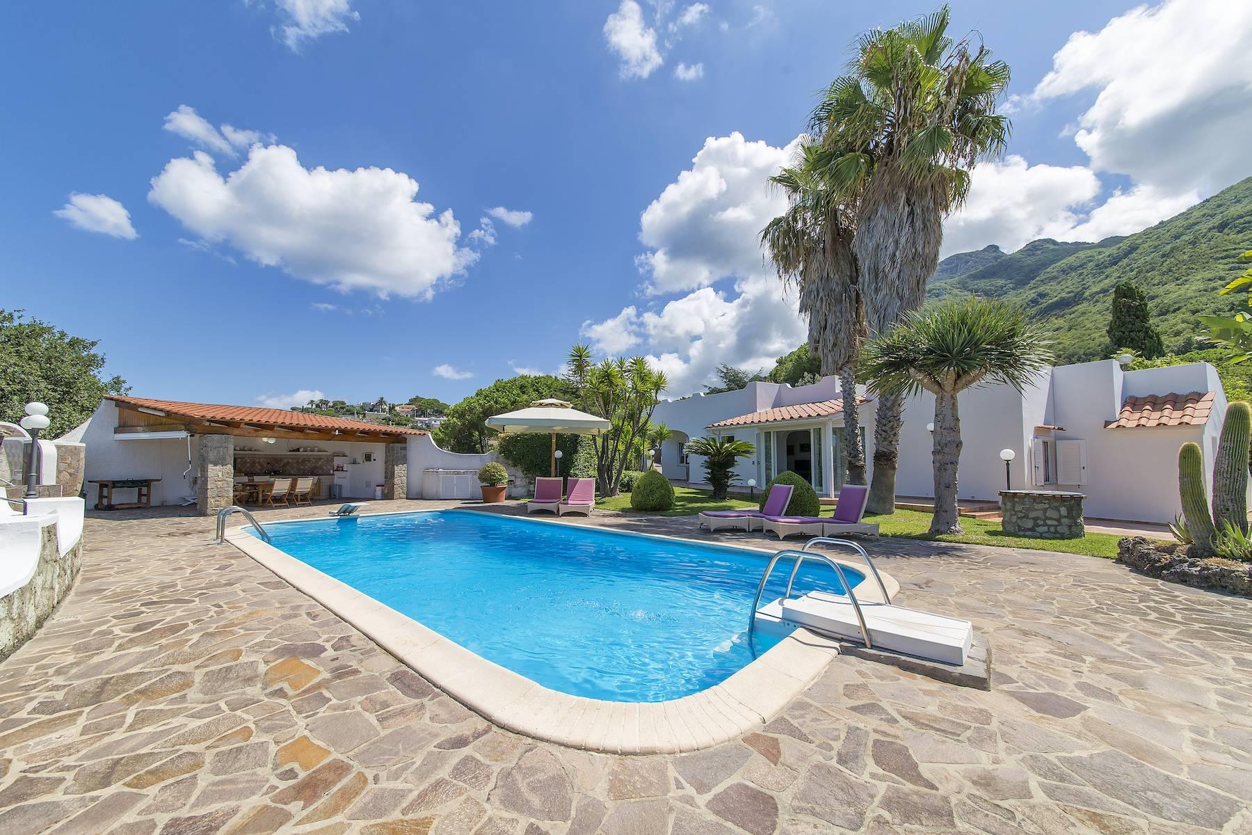 Prächtige Villa mit Swimmingpool im Herzen von Ischia - 1