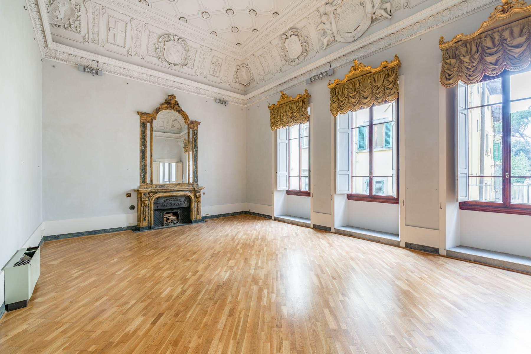 Majestic historic 500sqm office space in prime location in Florence - 8
