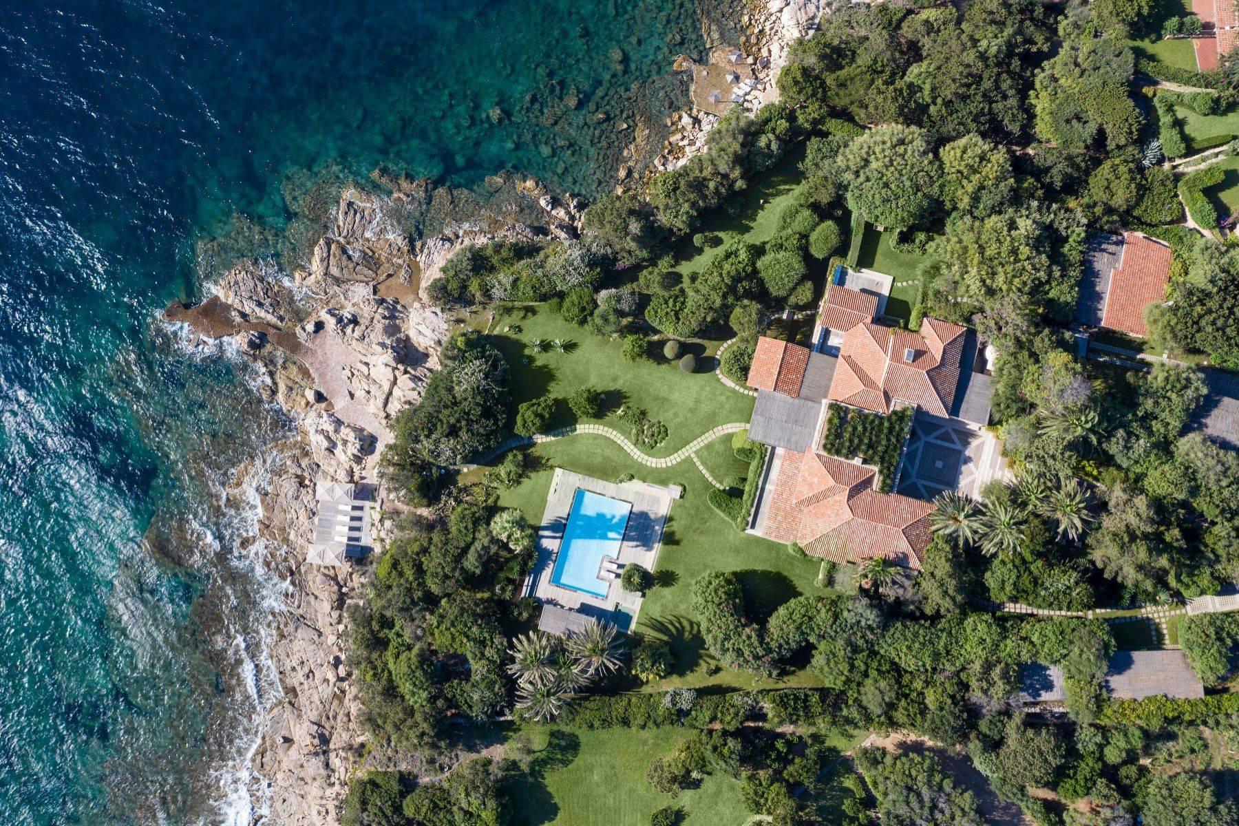 A spectacular waterfront property in the prestigious area of Punta Volpe - 1